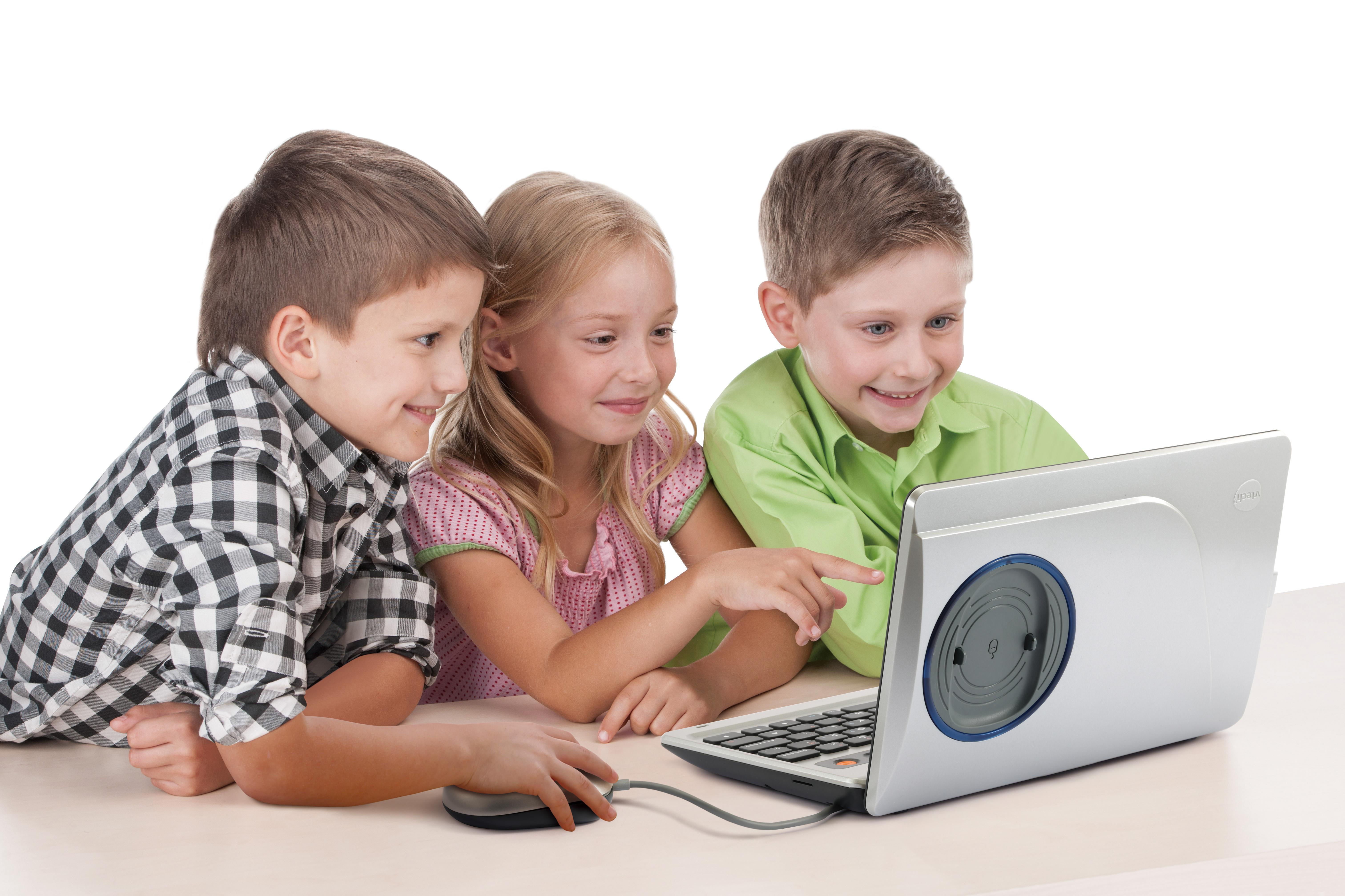 Drei Kinder schauen auf einen Laptop. Eines zeigt auf den Bildschirm.
