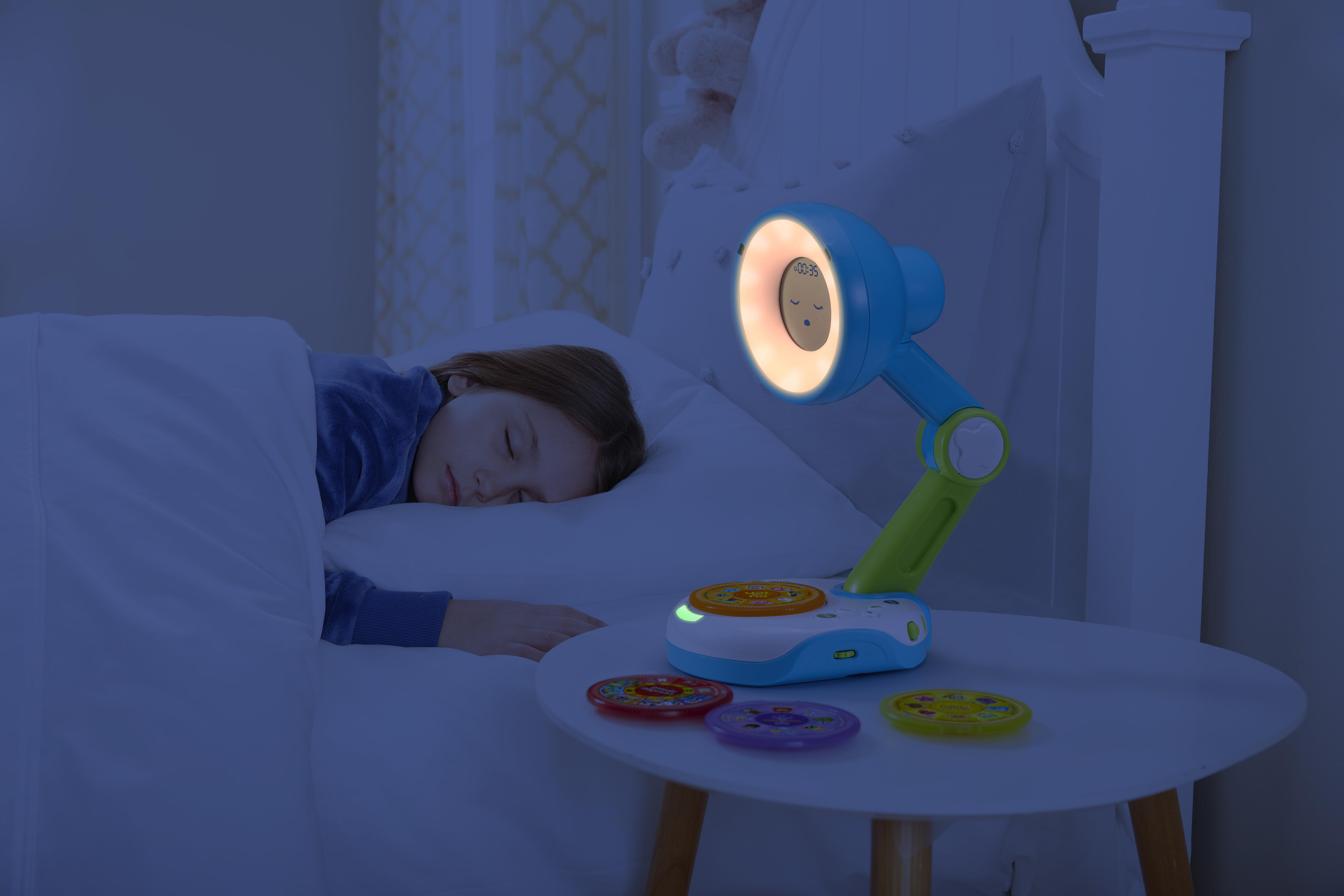 Ein schlafendes Mädchen im Bett, ein Nachtlicht auf einem Beistelltisch. Nachtlicht ist blau und grün, mit einem Smiley.