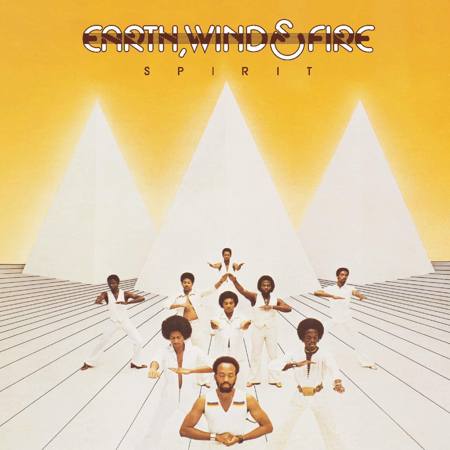 Az Earth, Wind & Fire Spirit című albumának borítója, fehér ruhás együttes tagokkal.
