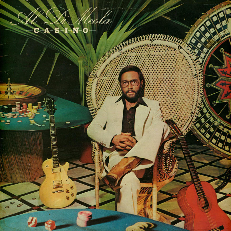 Al Di Meola Casino albumának borítója. Egy fehér öltönyös férfi gitárokkal, kockákkal és rulettkerékkel.