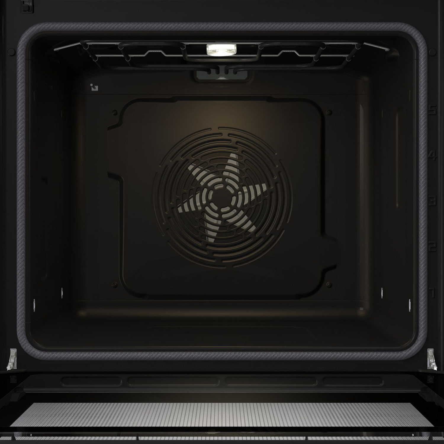 Interior de un horno negro con ventilador, luz y marco de metal alrededor de la abertura.