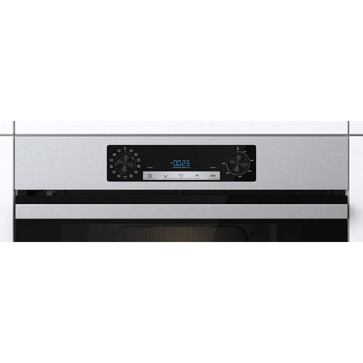 Un horno empotrado con frente de acero inoxidable. Cuenta con una pantalla digital y perillas de control.