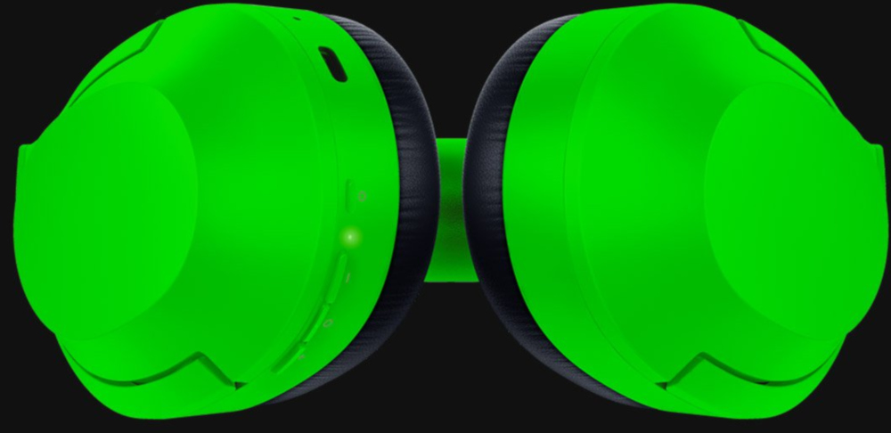 Casque vert avec des accents noirs. Le casque a une forme ronde et une lumière verte.