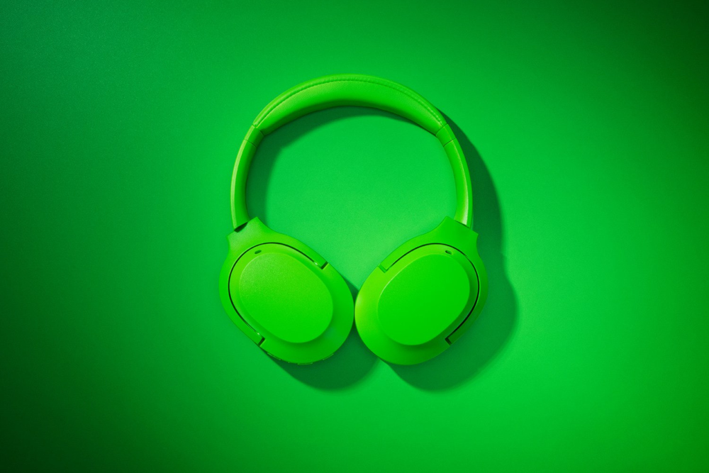 Un casque vert sur fond vert.