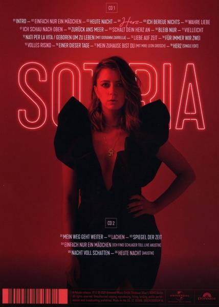 Das Sorria CD-Cover mit einer Frau und Titeln auf rotem Hintergrund.