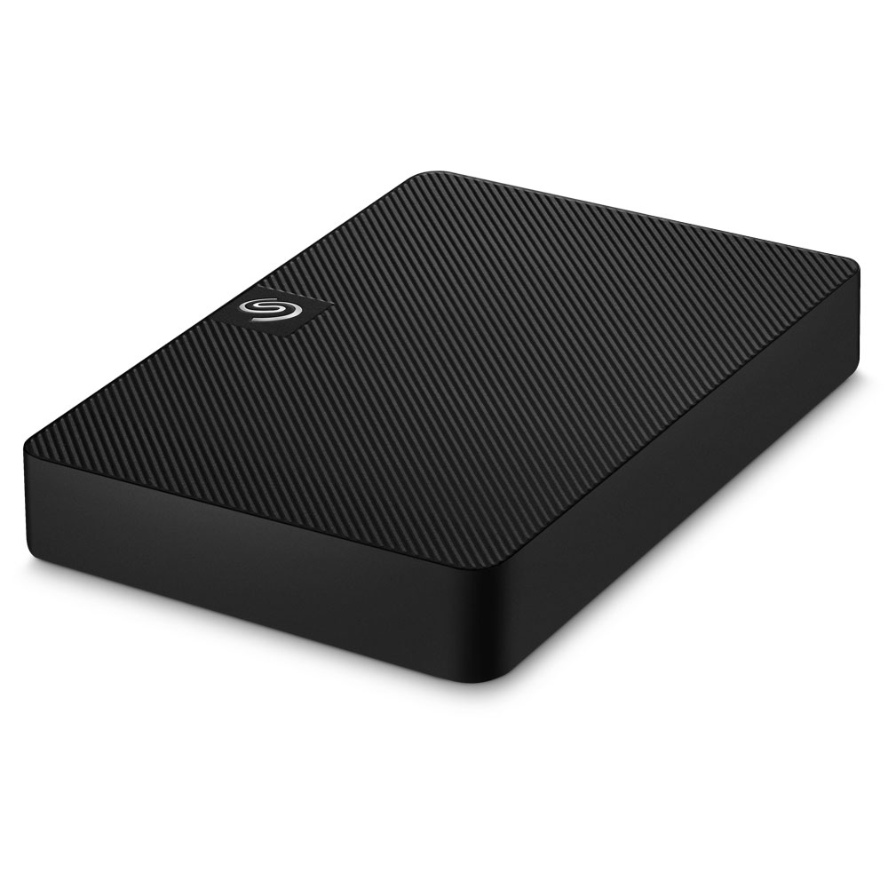 Zwarte, rechthoekige externe harde schijf met een getextureerd bovenoppervlak. Het Seagate-logo is zichtbaar.