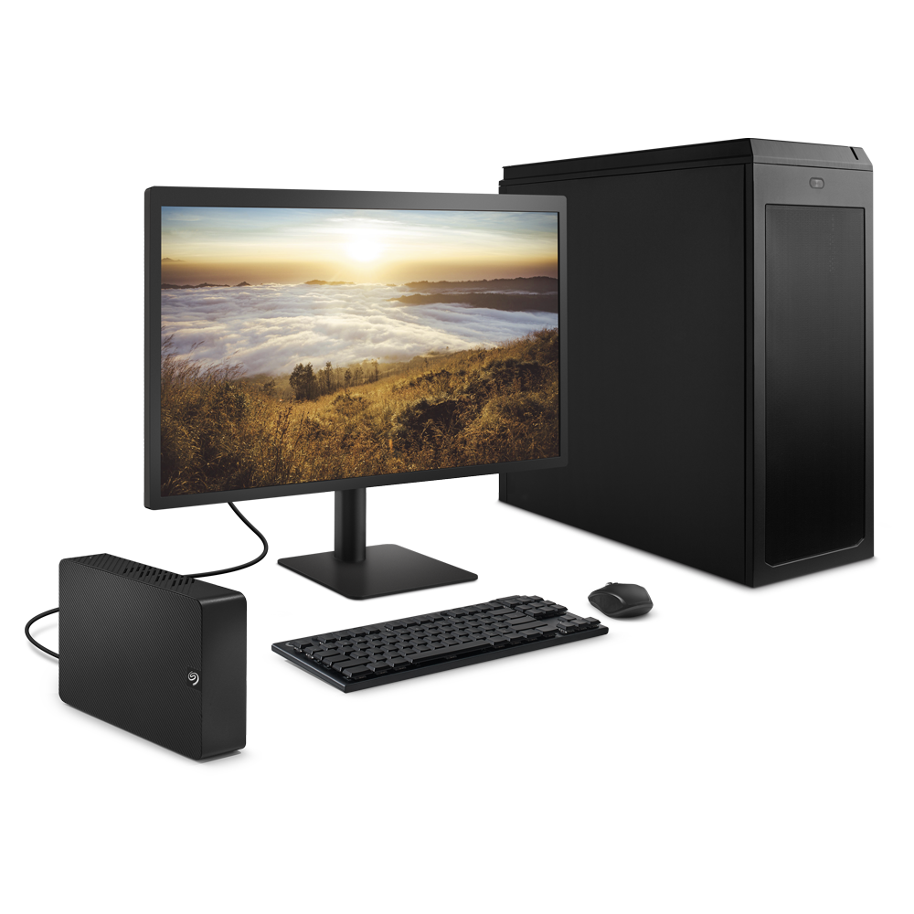 Zwarte computeropstelling: monitor met zonsondergang boven wolken, toetsenbord, muis en toren.