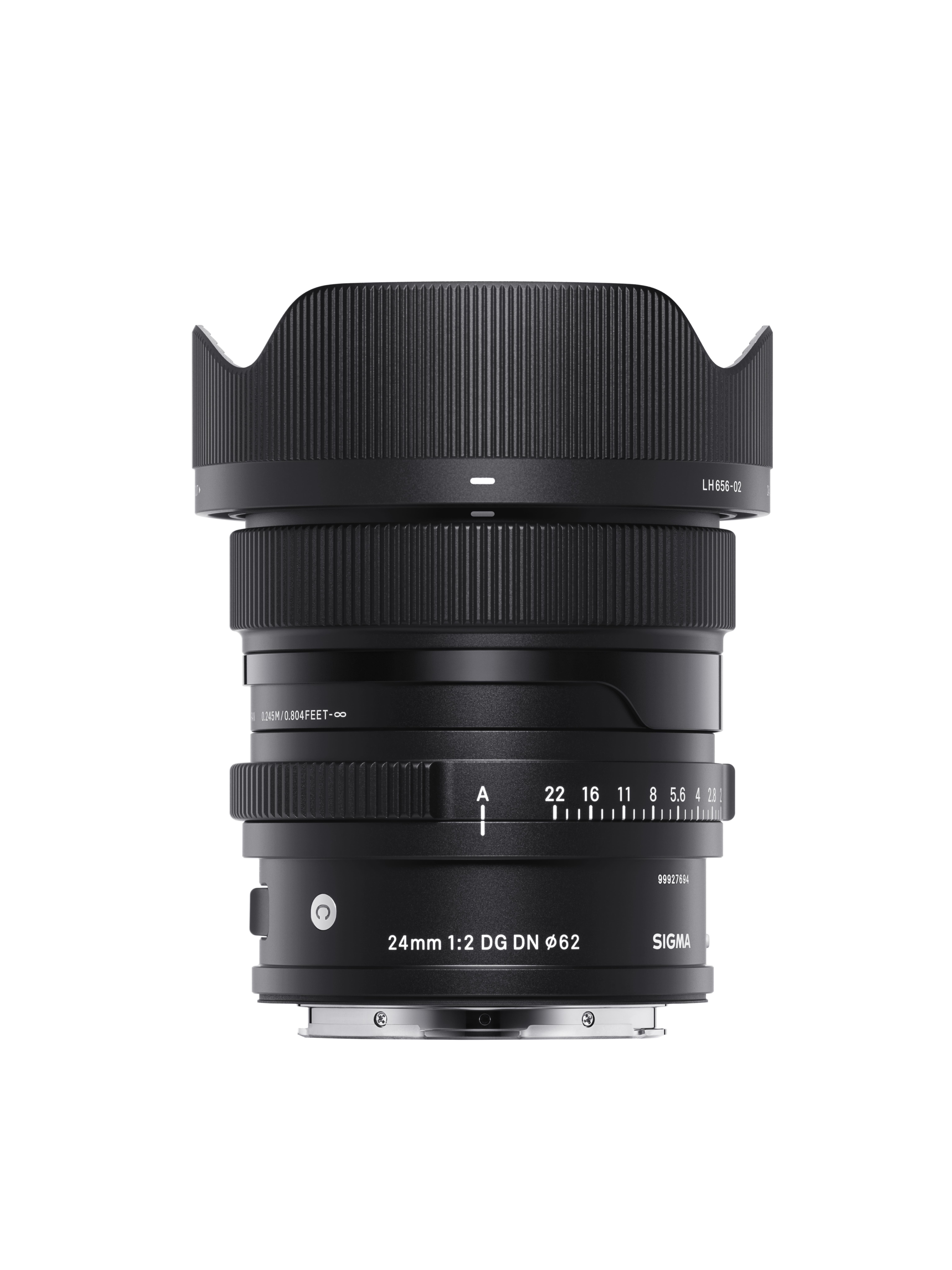 Ein schwarzes Sigma 24mm 1:2 DG DN Objektiv mit Gegenlichtblende.