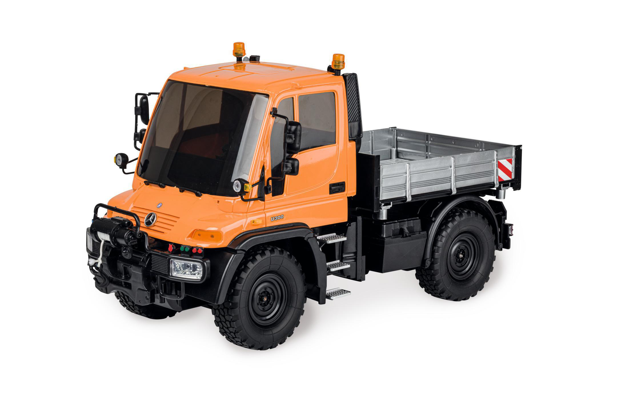 Ein orangefarbener Mercedes-Benz Unimog-Lkw auf weißem Untergrund, der Details zeigt.