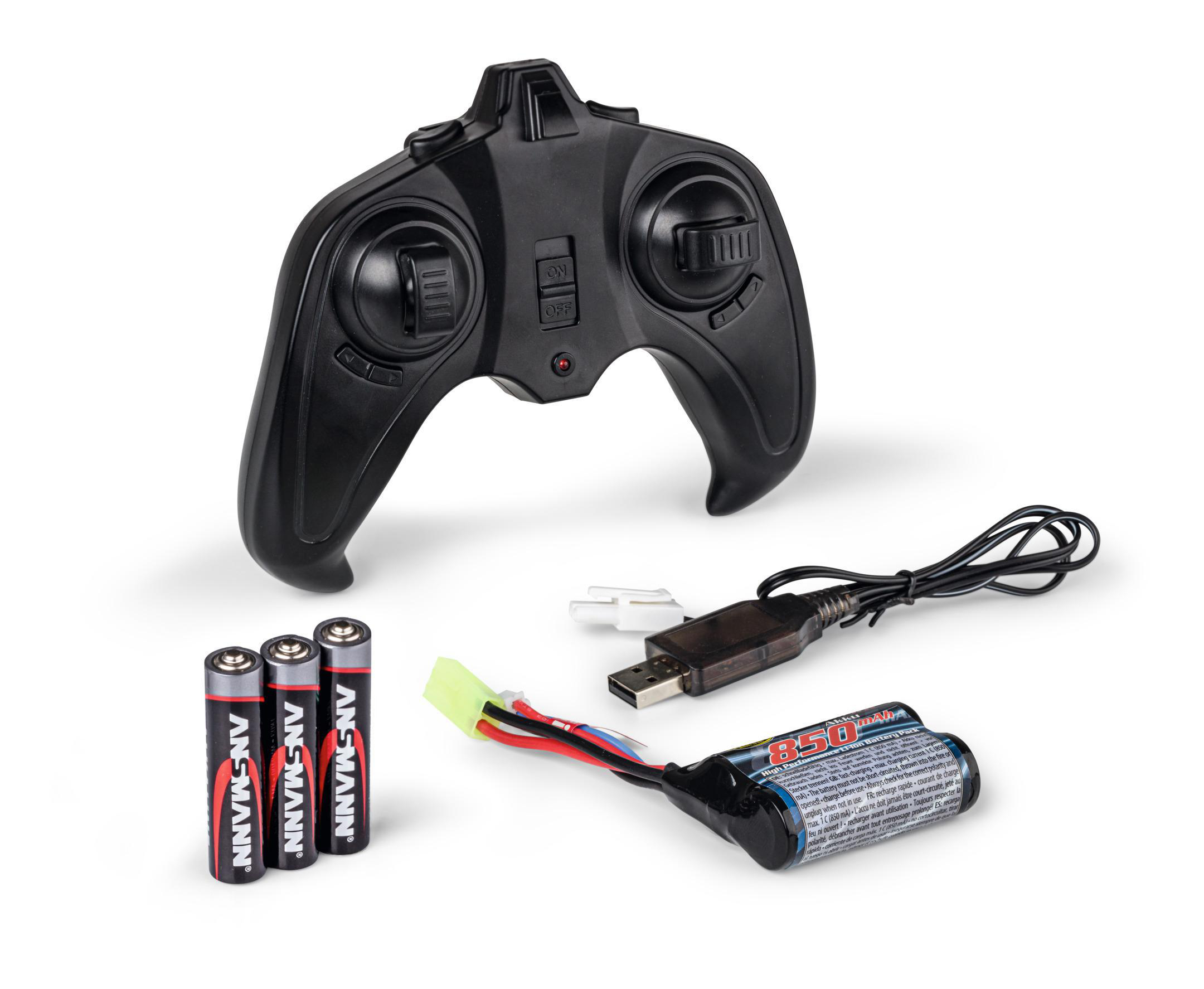 Fernbedienung, Batterien und Ladegerät für ein ferngesteuertes Spielzeug, weißer Hintergrund.
