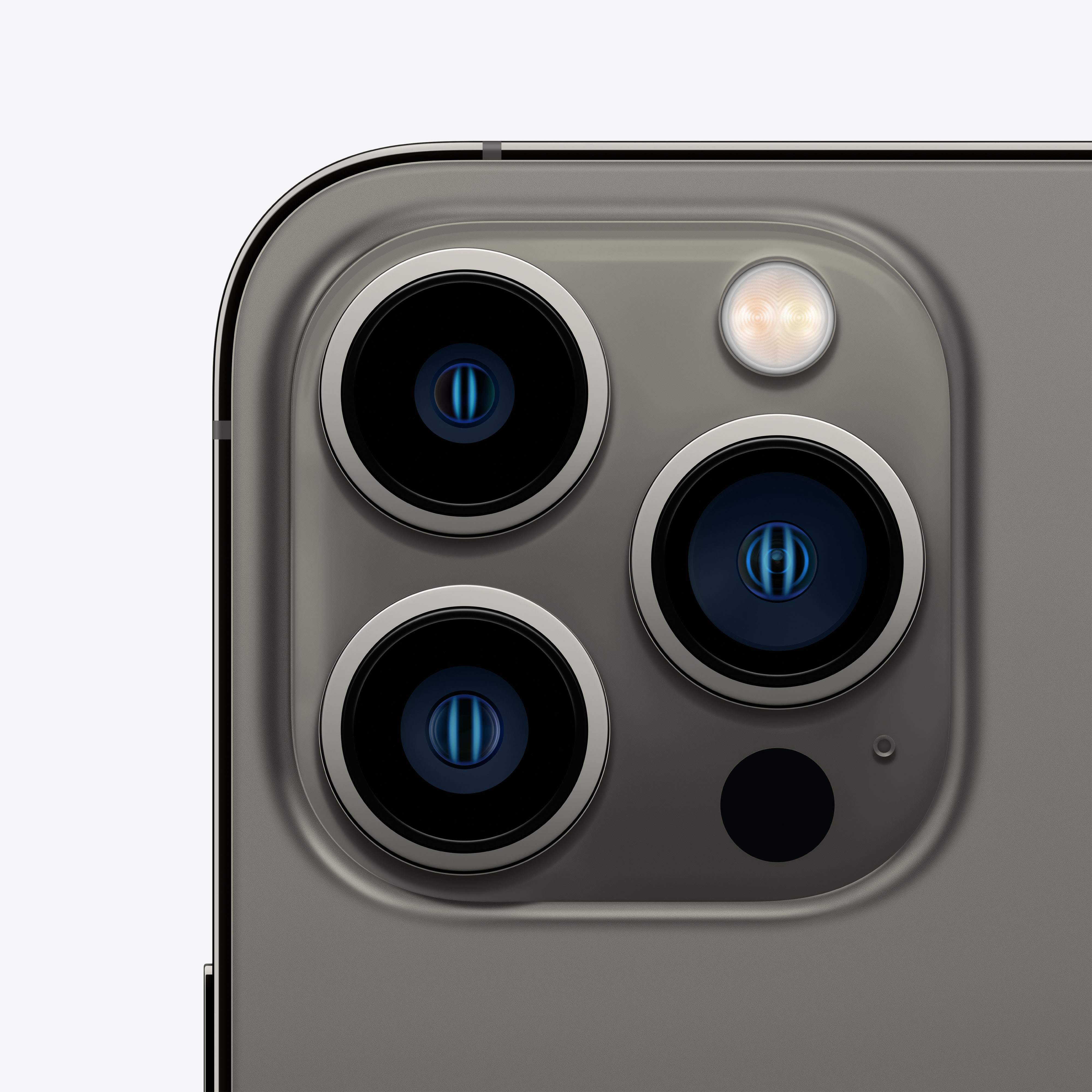 Primer plano del sistema de triple cámara de un smartphone en gris, con flash.