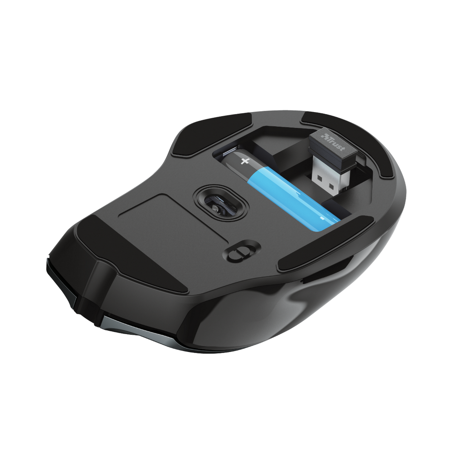 La parte inferior de un ratón inalámbrico negro. Tiene una batería y un receptor USB.