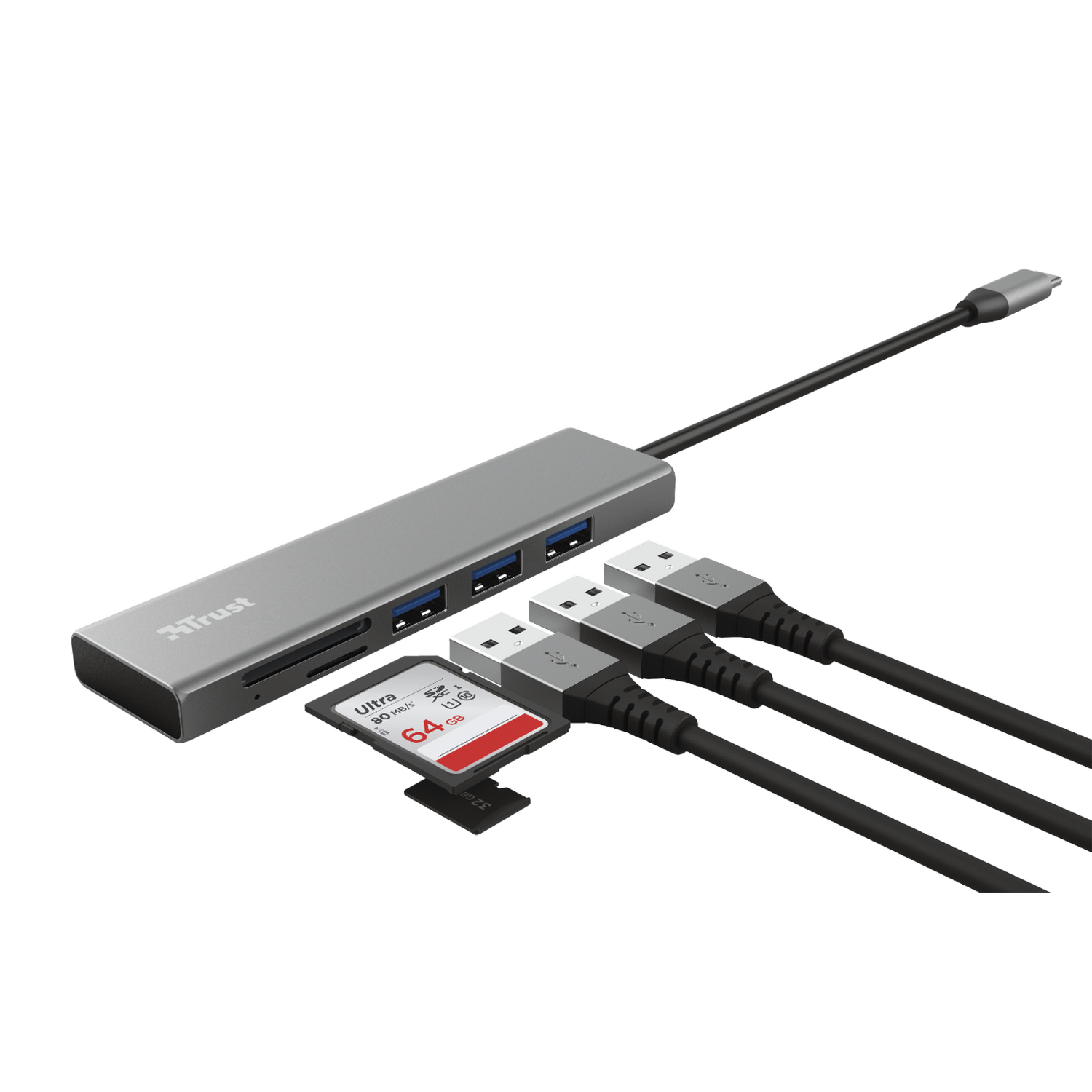 Concentrador USB plateado con cables conectados, una tarjeta SD y un conector USB-C. Incluye el logotipo de Trust. Fondo gris.