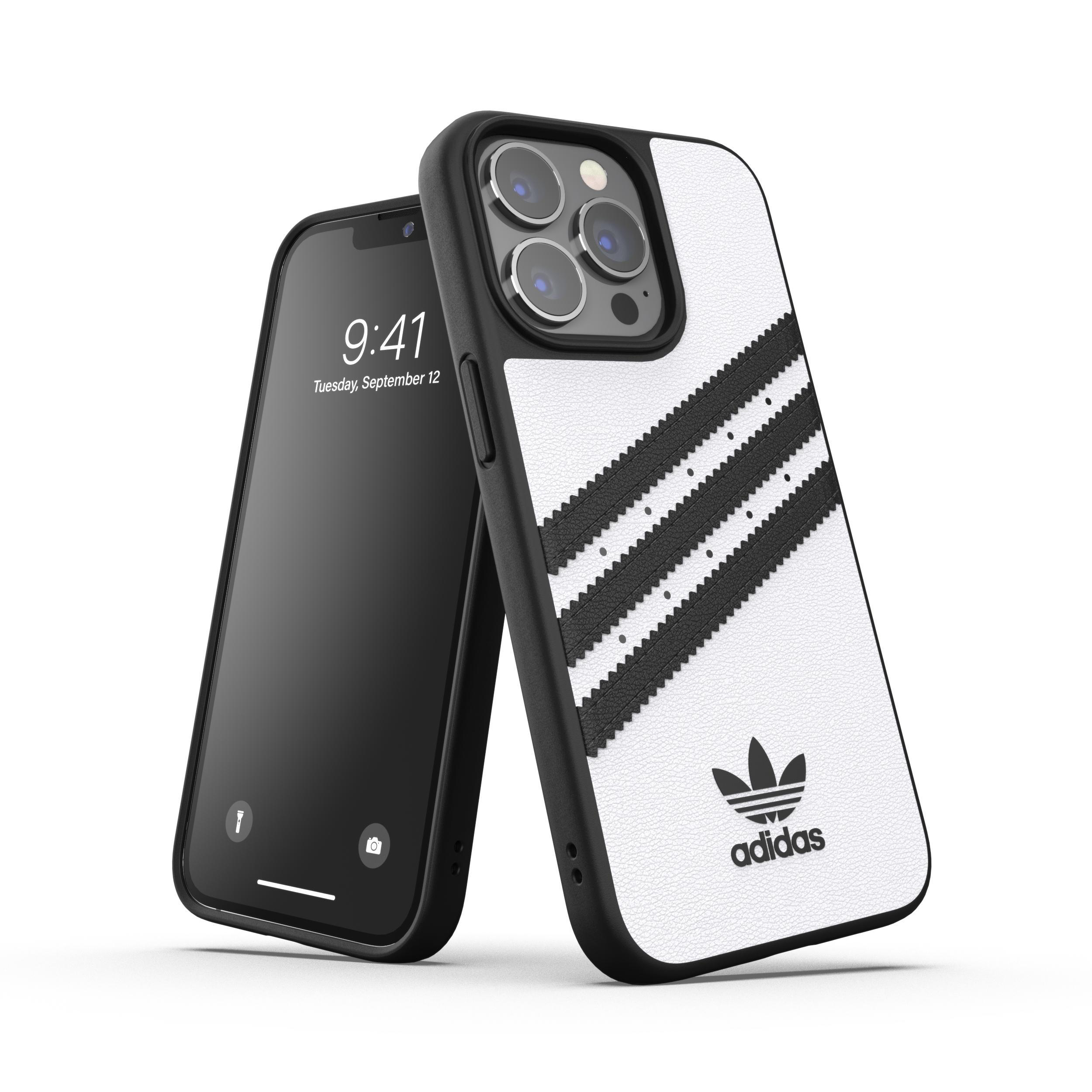 Ein iPhone mit Adidas-Hülle neben einem sich lehnenden iPhone, das einen Sperrbildschirm mit der Zeit zeigt.