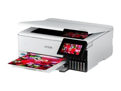 Weißer Epson-Drucker mit geöffnetem Deckel. Er zeigt gedruckte Bilder auf dem Ausgabefach und einen Bildschirm.