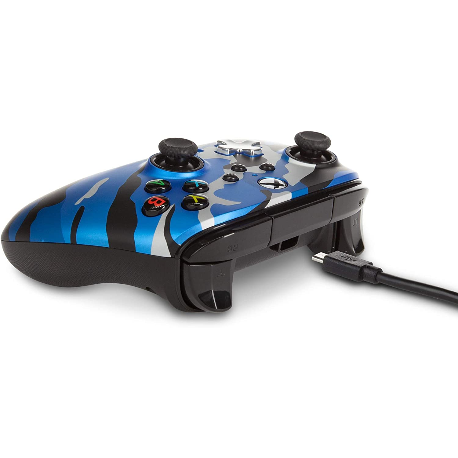 Mando Xbox, diseño de camuflaje azul y gris. Negro. Cable USB enchufado.