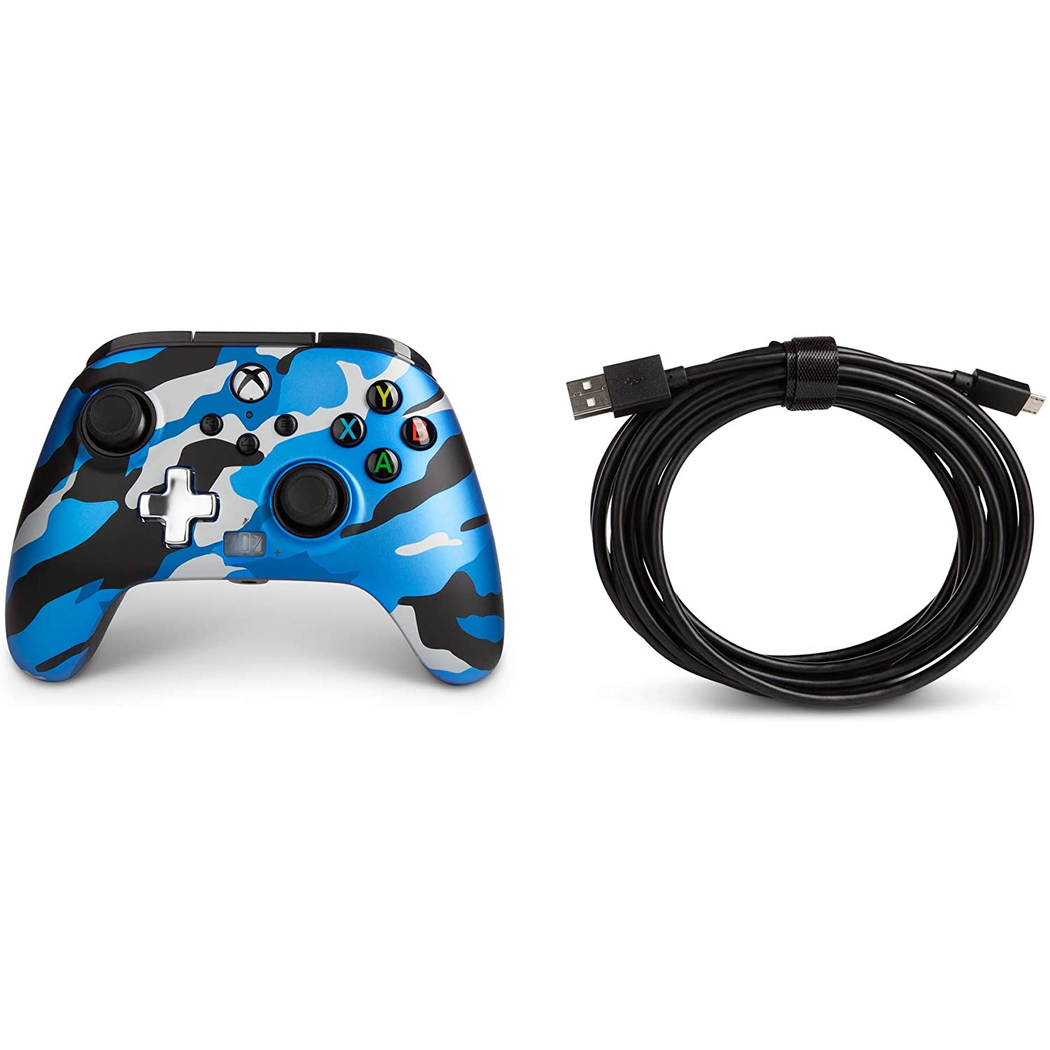 Un mando de Xbox con camuflaje azul y negro y un cable USB negro.