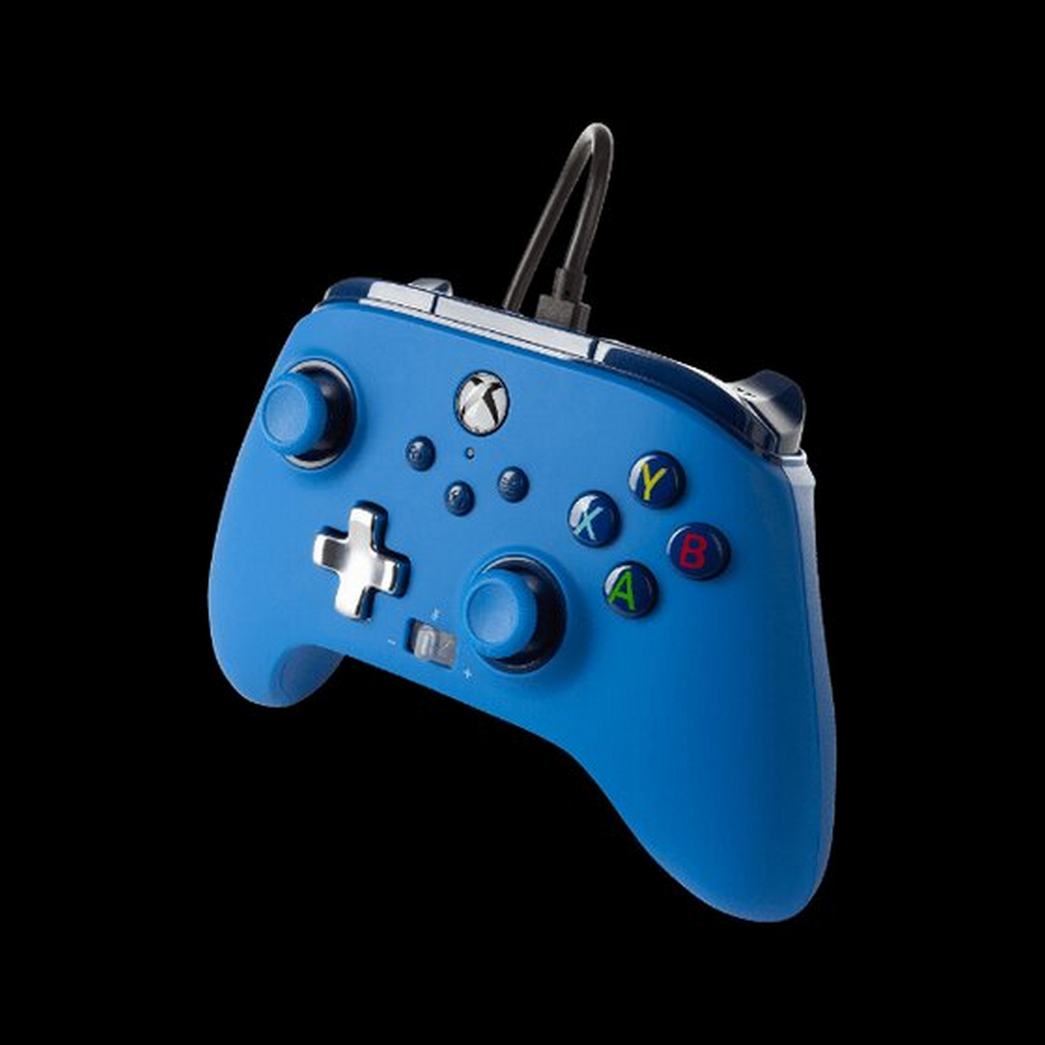 Un mando de Xbox azul con botones plateados y un cable negro sobre un fondo negro.