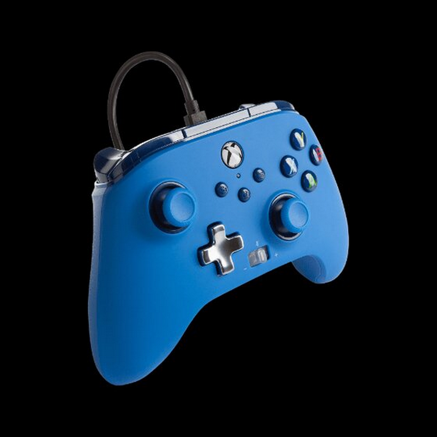 Mando Xbox azul con botones y cable sobre fondo negro.