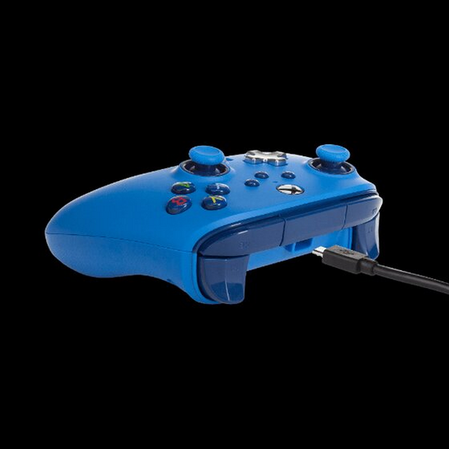 Un mando de Xbox azul con un cable USB enchufado, sobre un fondo negro.
