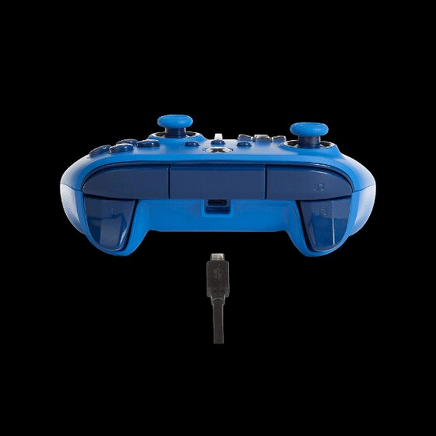 Mando Xbox azul con cable de carga sobre fondo negro.