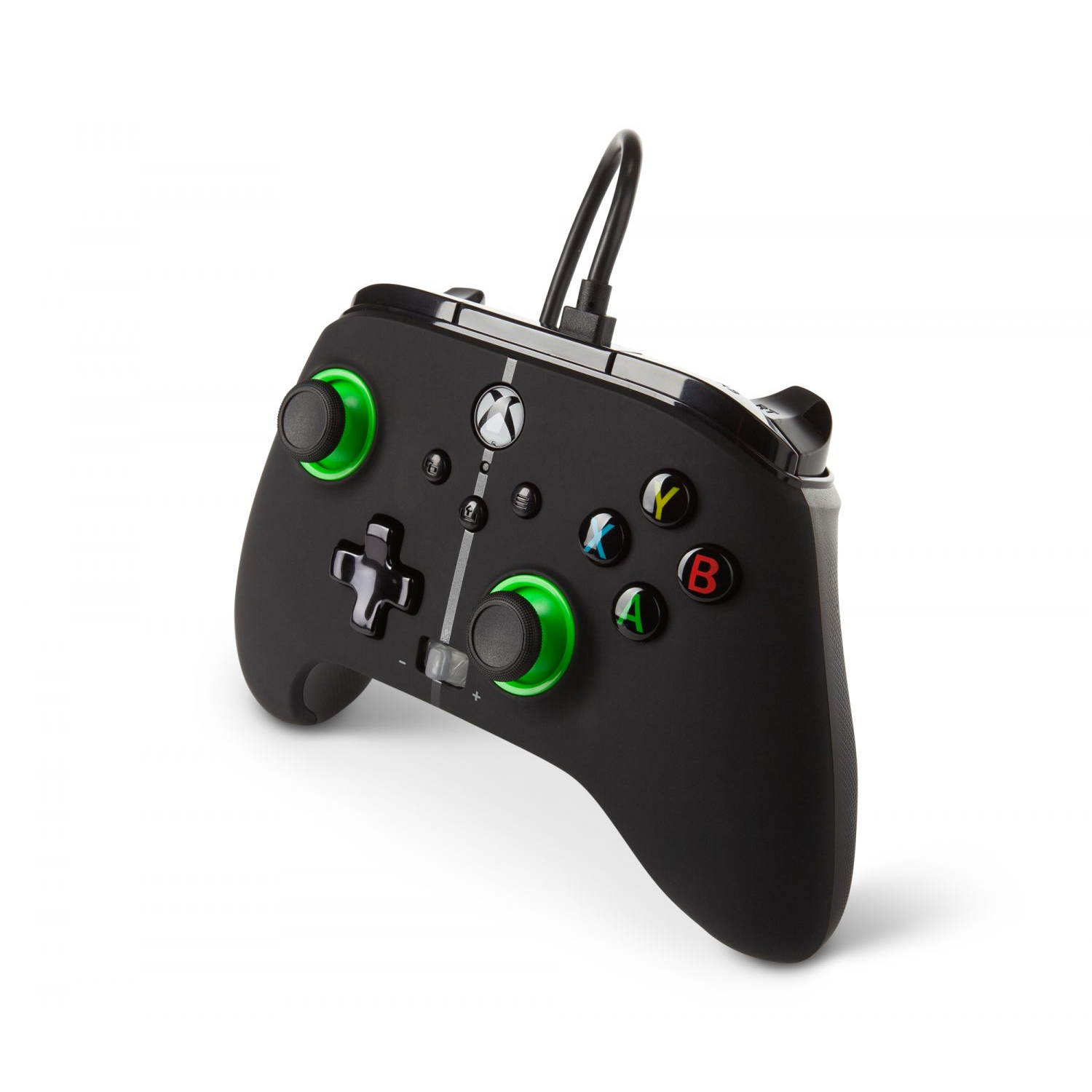 Controlador Xbox negro con detalles verdes. Botones de colores y conexión por cable.