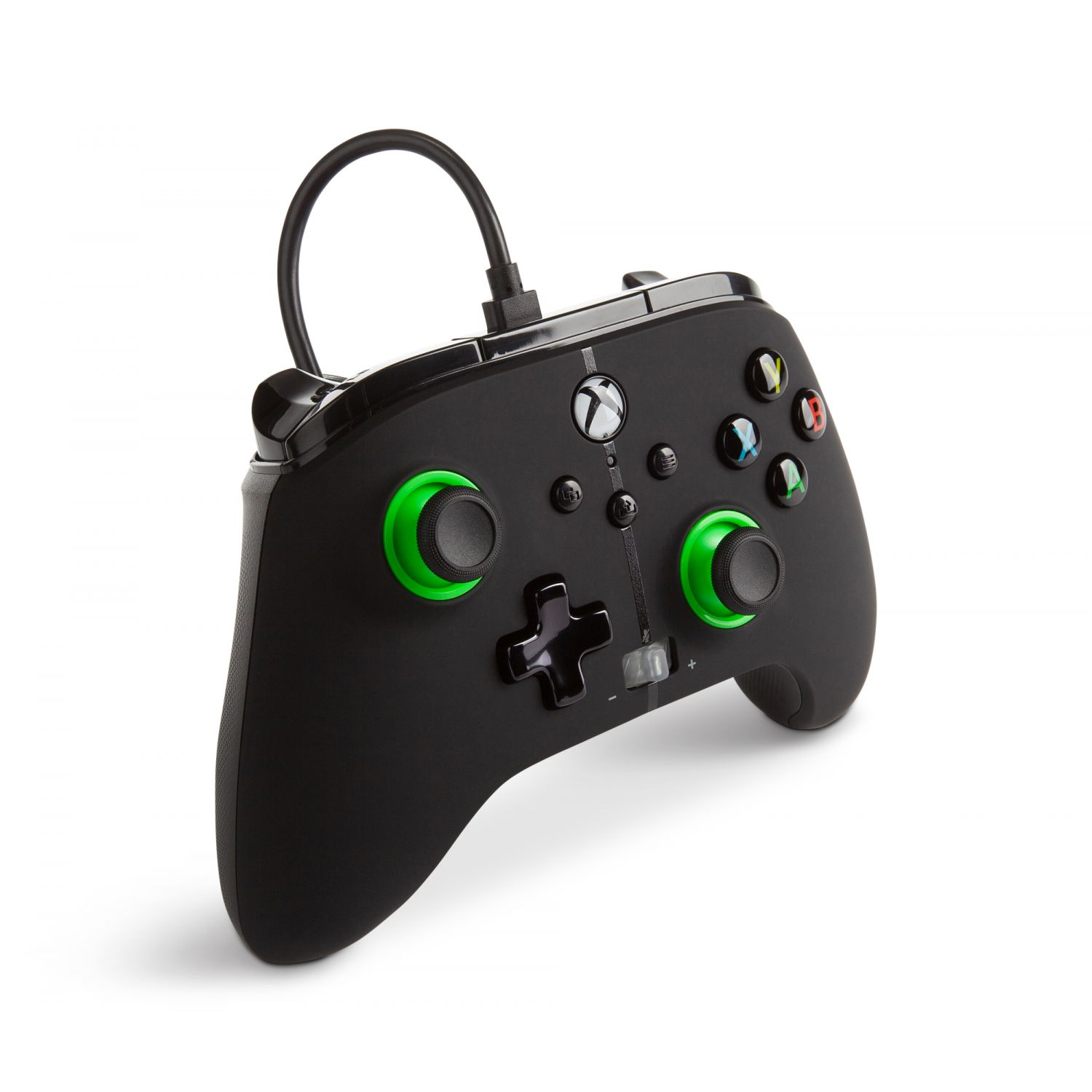 Un mando negro de Xbox con detalles verdes en los joysticks. Tiene un cable negro y está sobre fondo blanco.