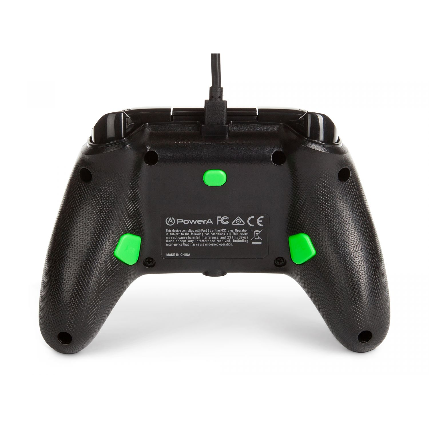 Mando de juego negro, PowerA, con botones verdes y un cable negro. El mando está sobre una superficie blanca.