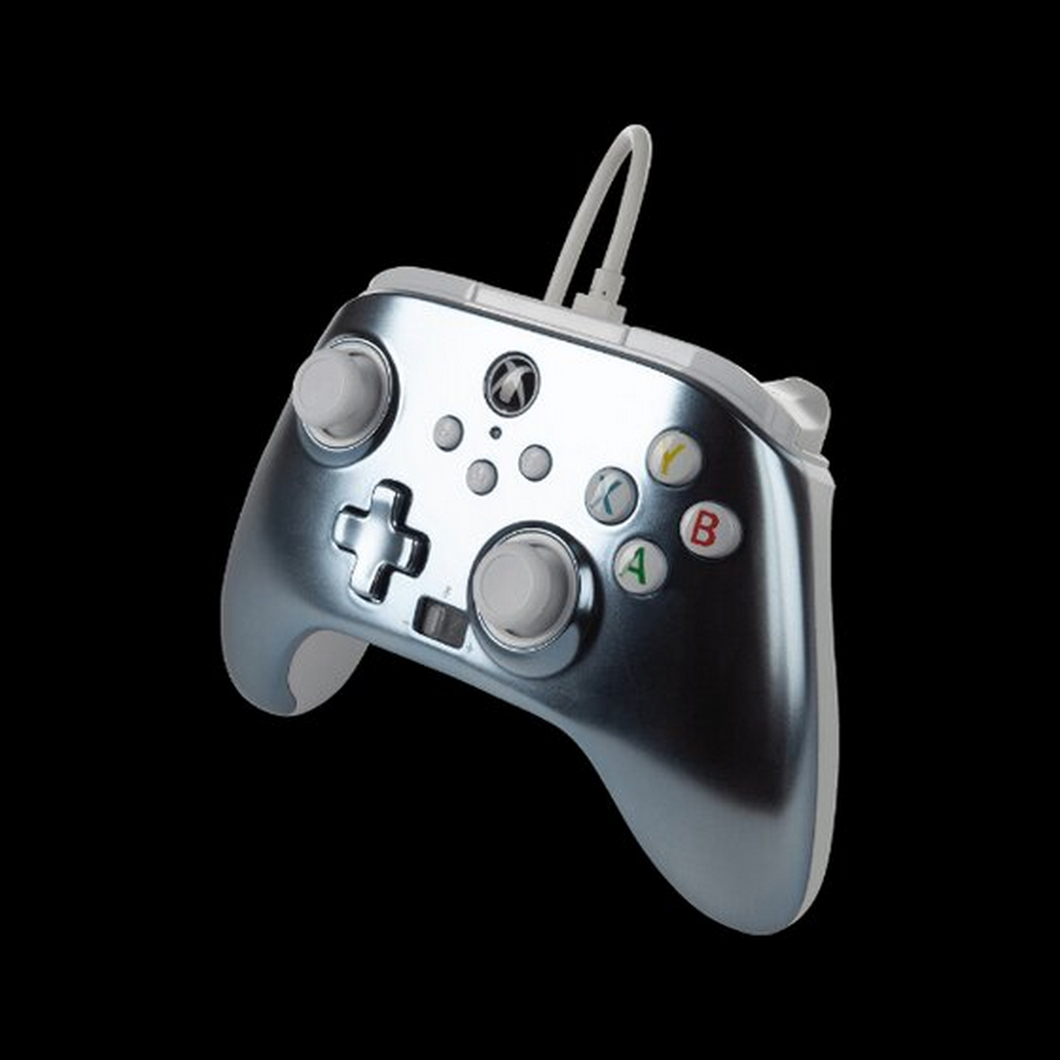 Un mando de Xbox azul metálico con botones blancos y un cable conectado se muestra sobre un fondo negro.