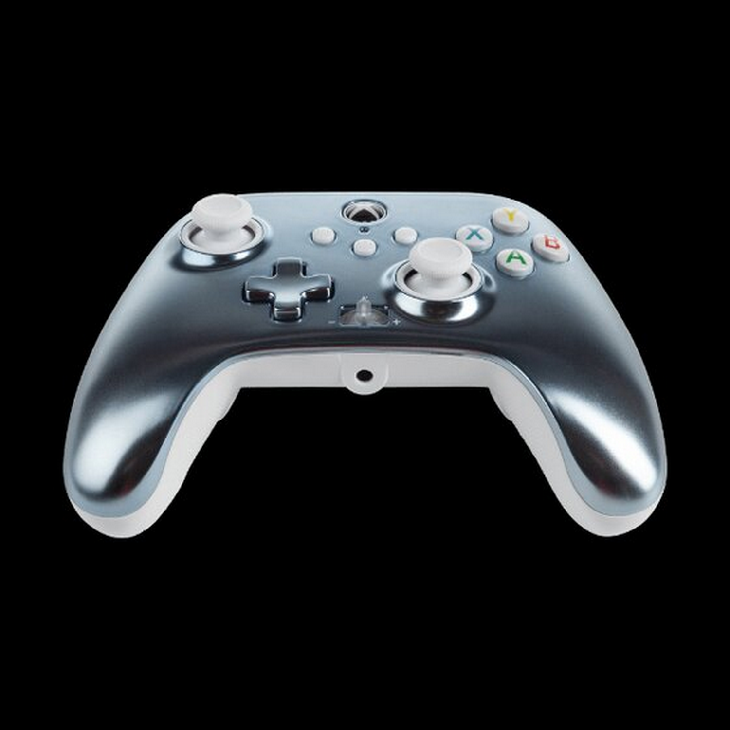 Un mando de Xbox azul metálico con detalles blancos. Los botones incluyen una cruceta, joysticks y botones de acción de colores sobre fondo negro.