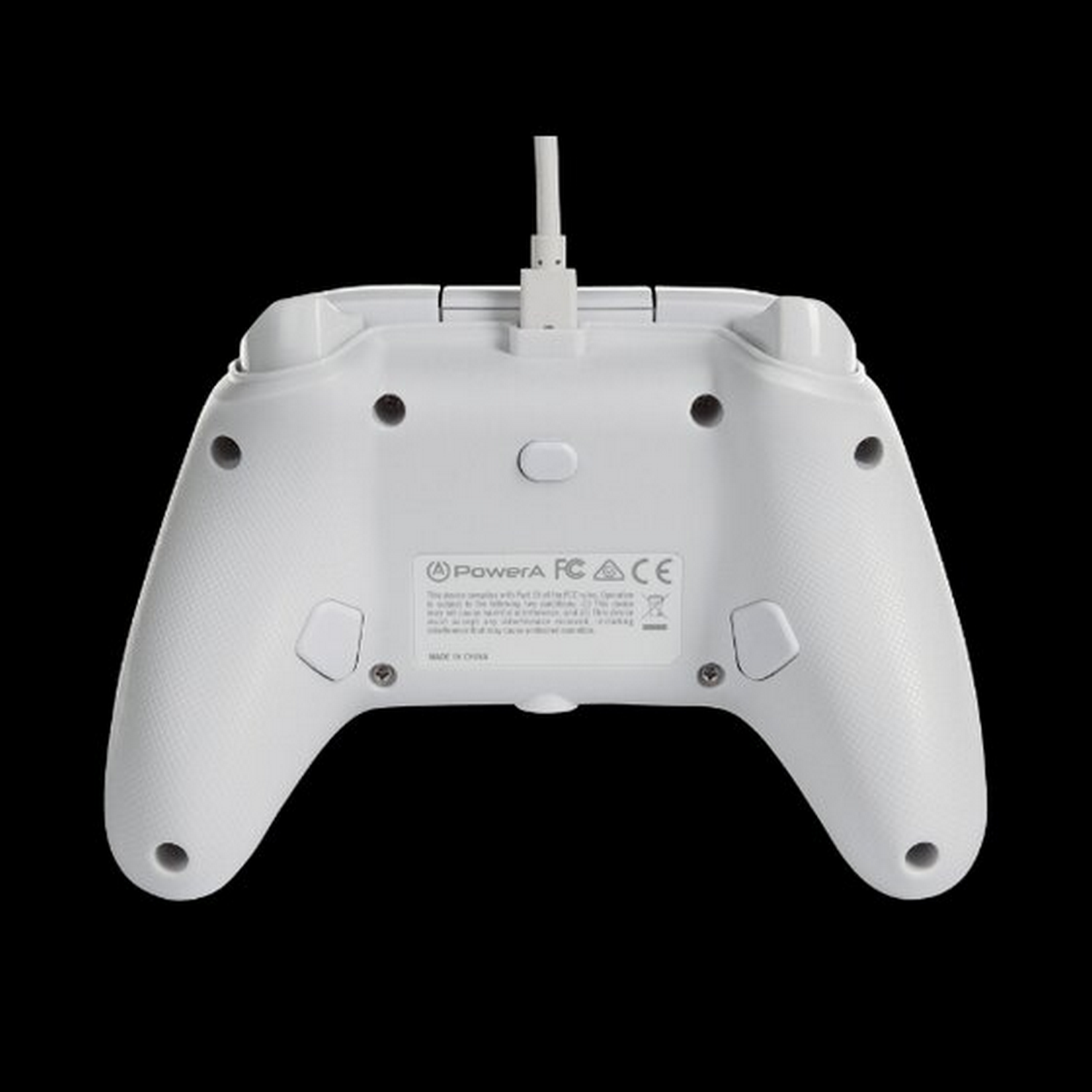 Vista trasera de un mando de juegos PowerA blanco con cable USB. Tiene botones y un logotipo, sobre fondo negro.