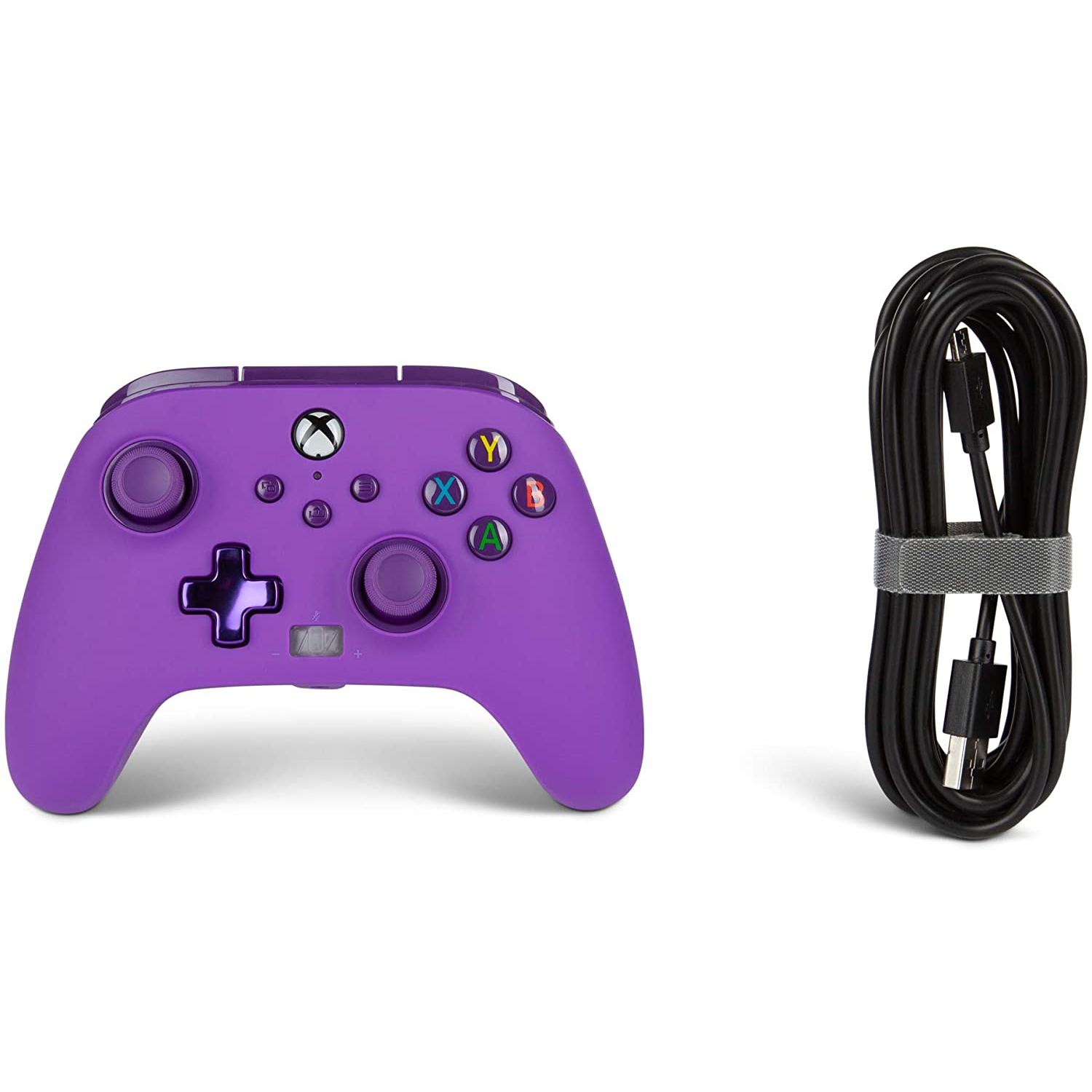 Un mando de Xbox morado y un cable de carga negro sobre blanco.