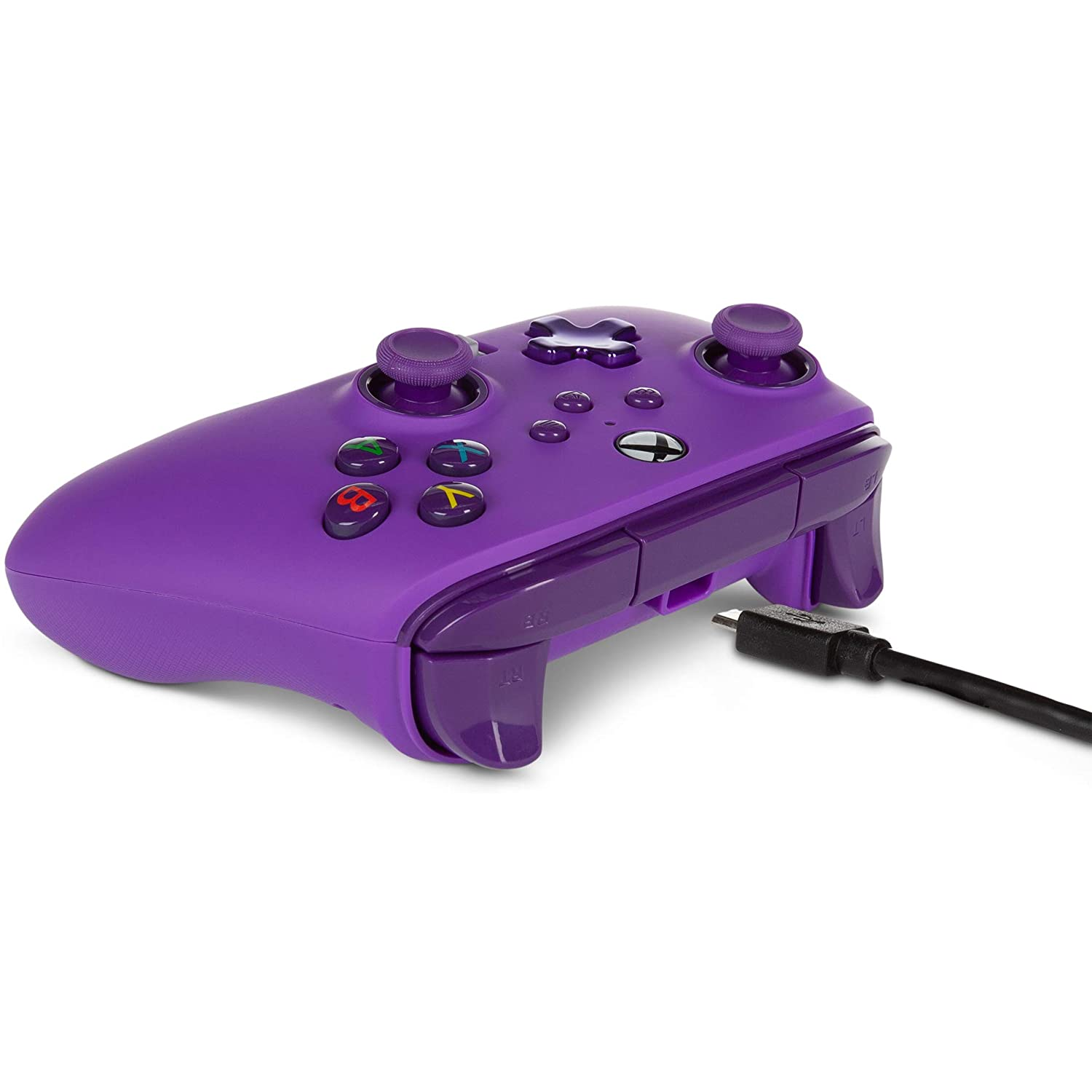 Un mando de Xbox morado con un cable USB enchufado, sobre un fondo blanco.