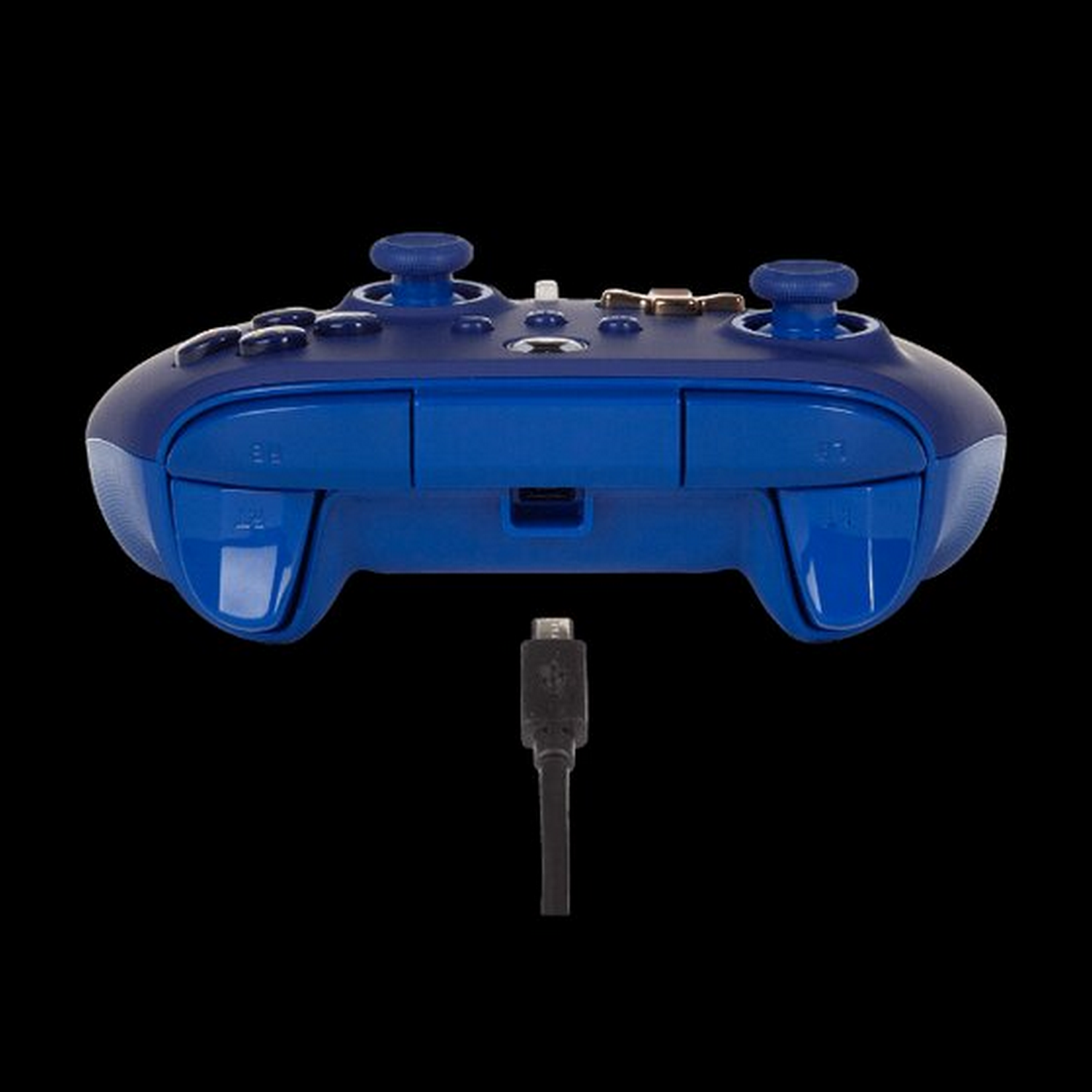Mando Xbox azul con cable de carga, sobre fondo negro.