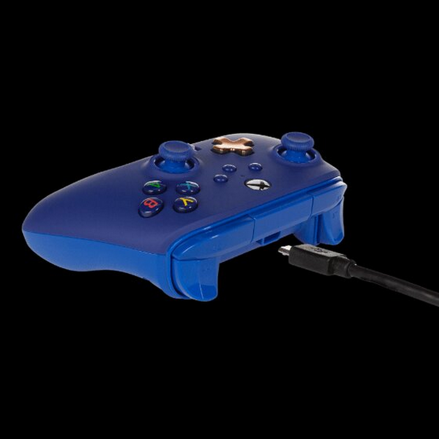 Mando de juego azul y azul oscuro con botones y cable negro conectado, sobre fondo negro.