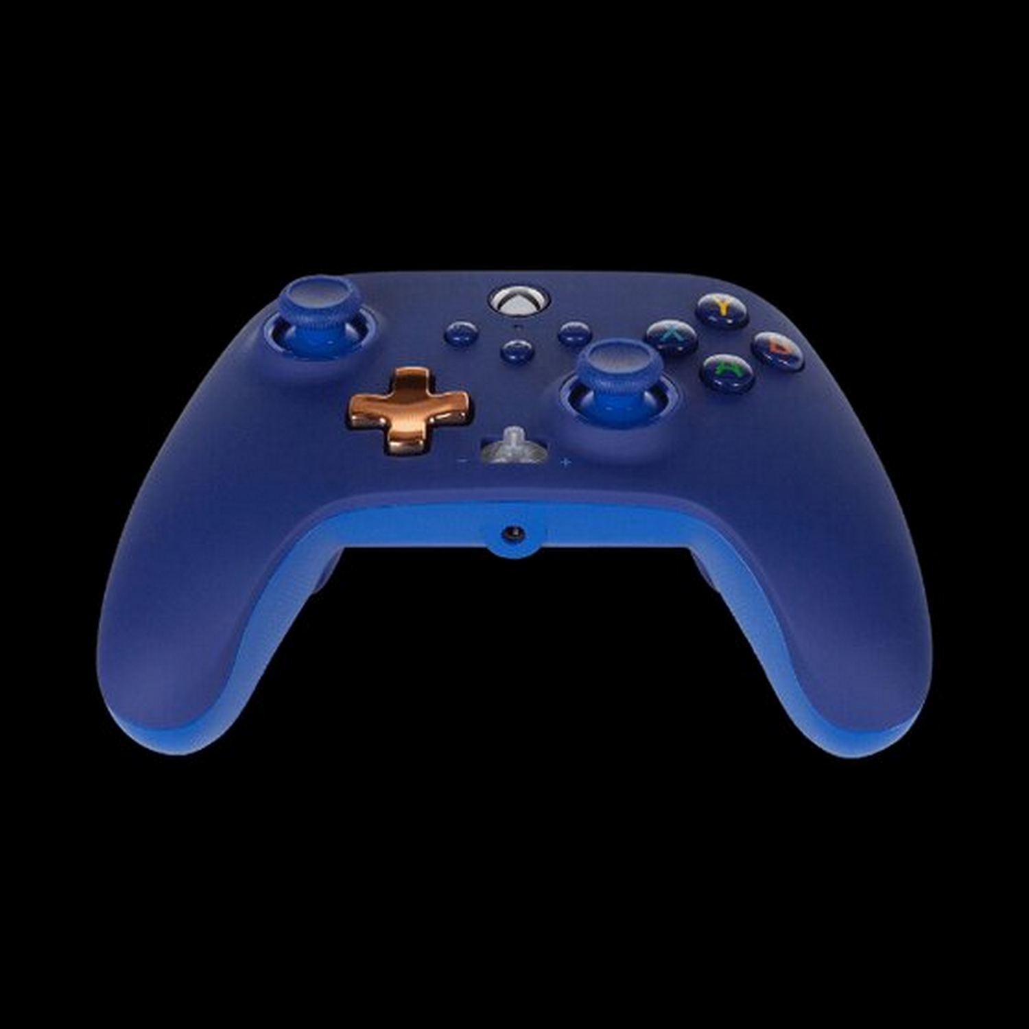 Un mando de Xbox azul y dorado con varios botones sobre un fondo negro.