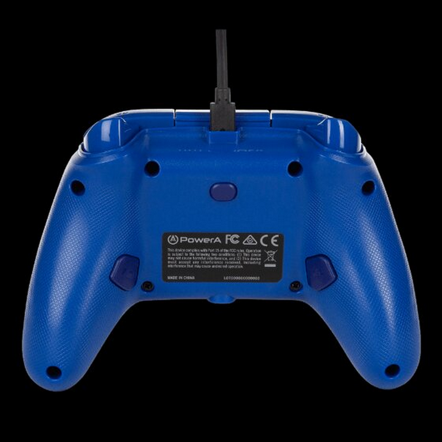 Mando de juego azul. Tiene botones, palancas y un puerto de carga. Fondo negro.