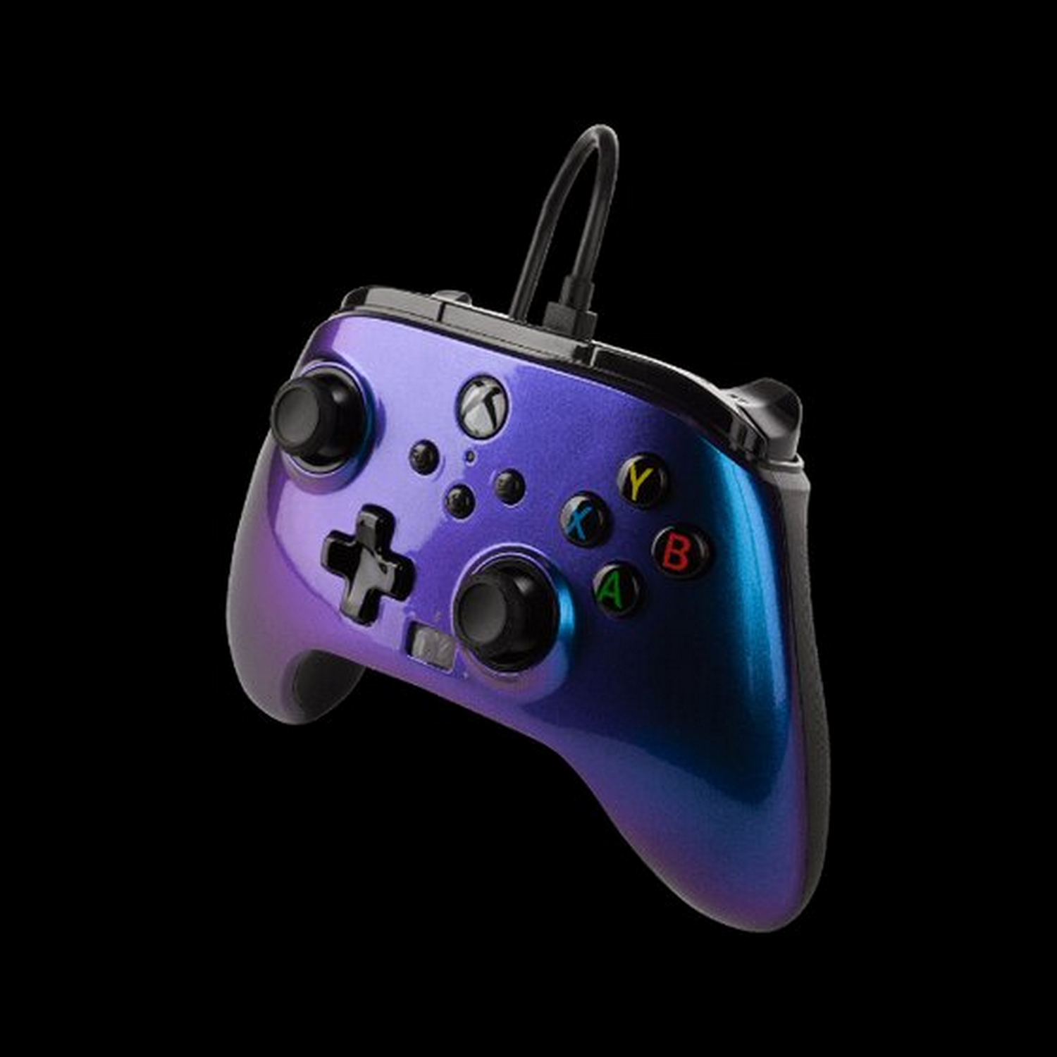 Mando Xbox con degradado púrpura y azul, botones negros y cable negro.