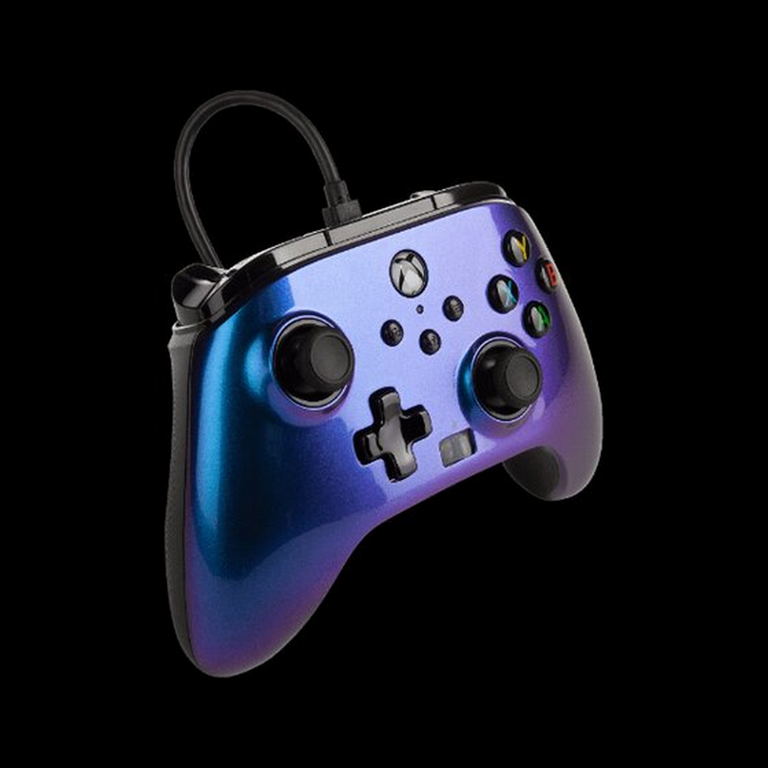 Mando Xbox iridiscente sobre fondo negro. El mando tiene varios botones y joysticks, cable negro conectado.
