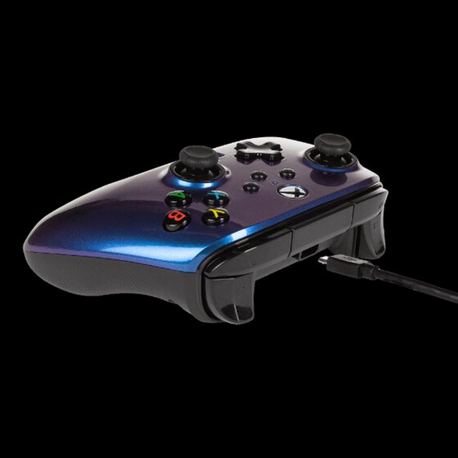 Mando Xbox azul y negro con cable de carga conectado.