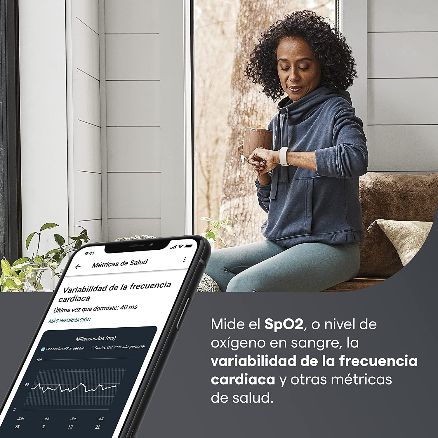 Mujer mirando un reloj inteligente, teléfono inteligente con métricas a la vista.