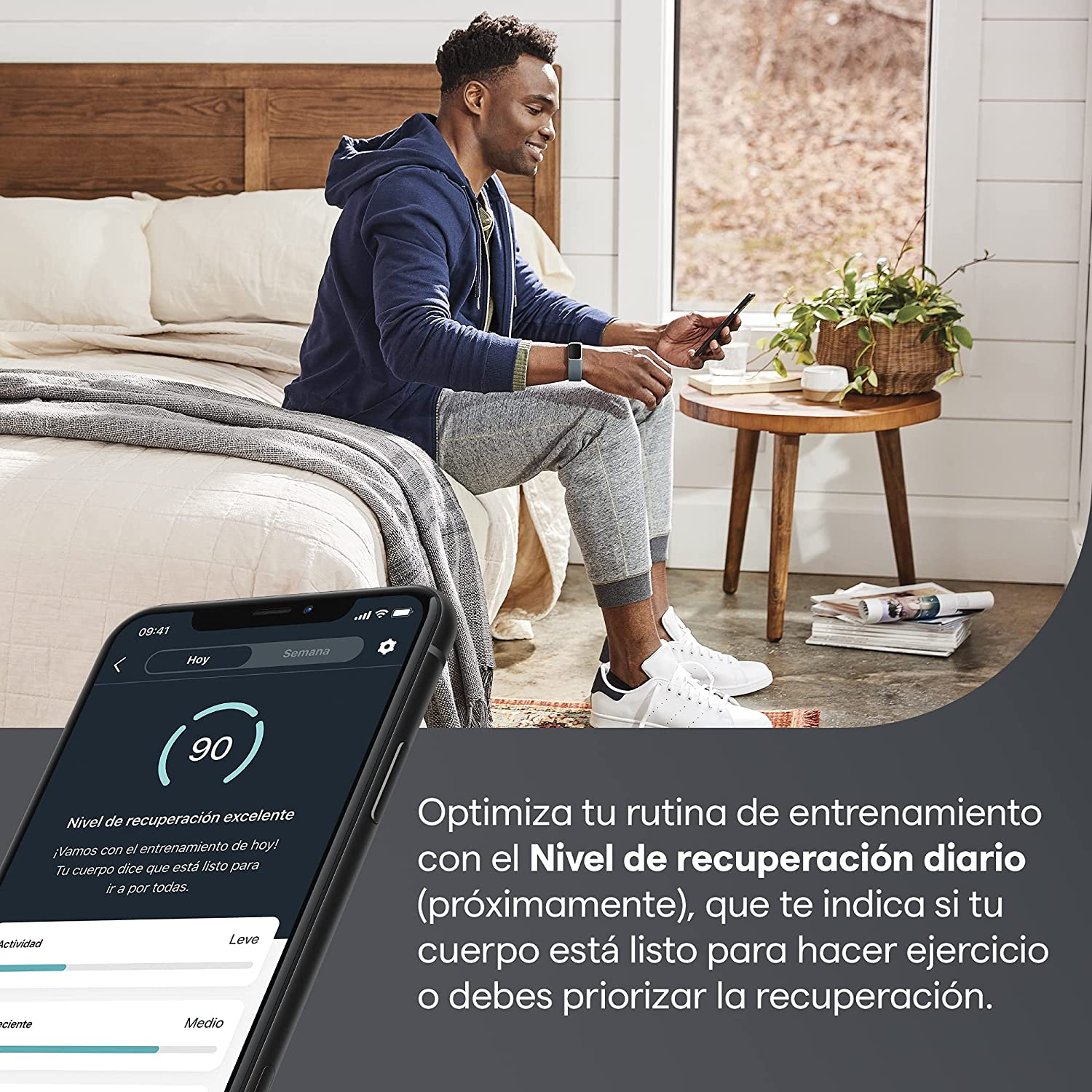 Hombre usando smartwatch. App muestra nivel de recuperación en teléfono.