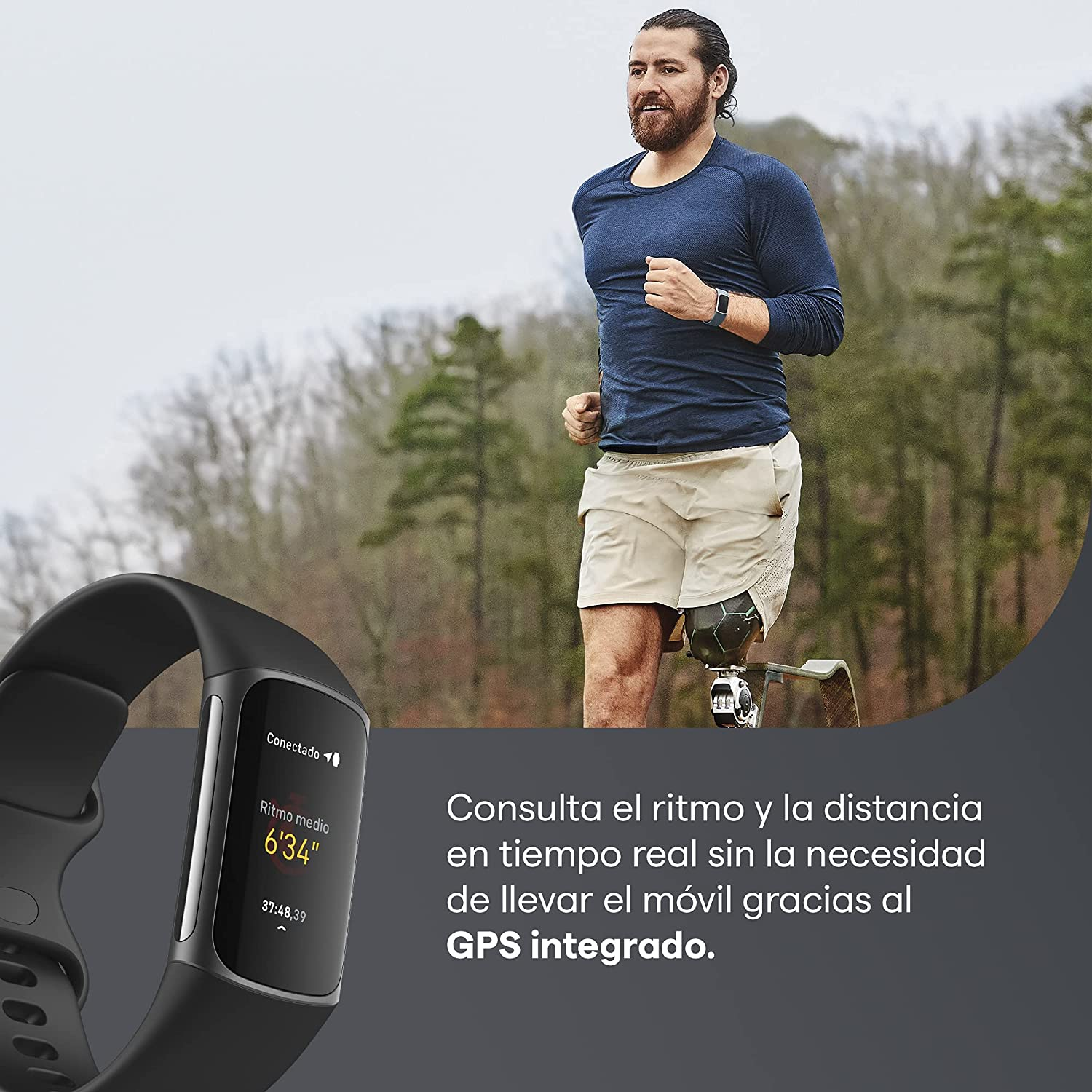 Vista de cerca de un smartwatch negro con una correa negra, en un entorno al aire libre.