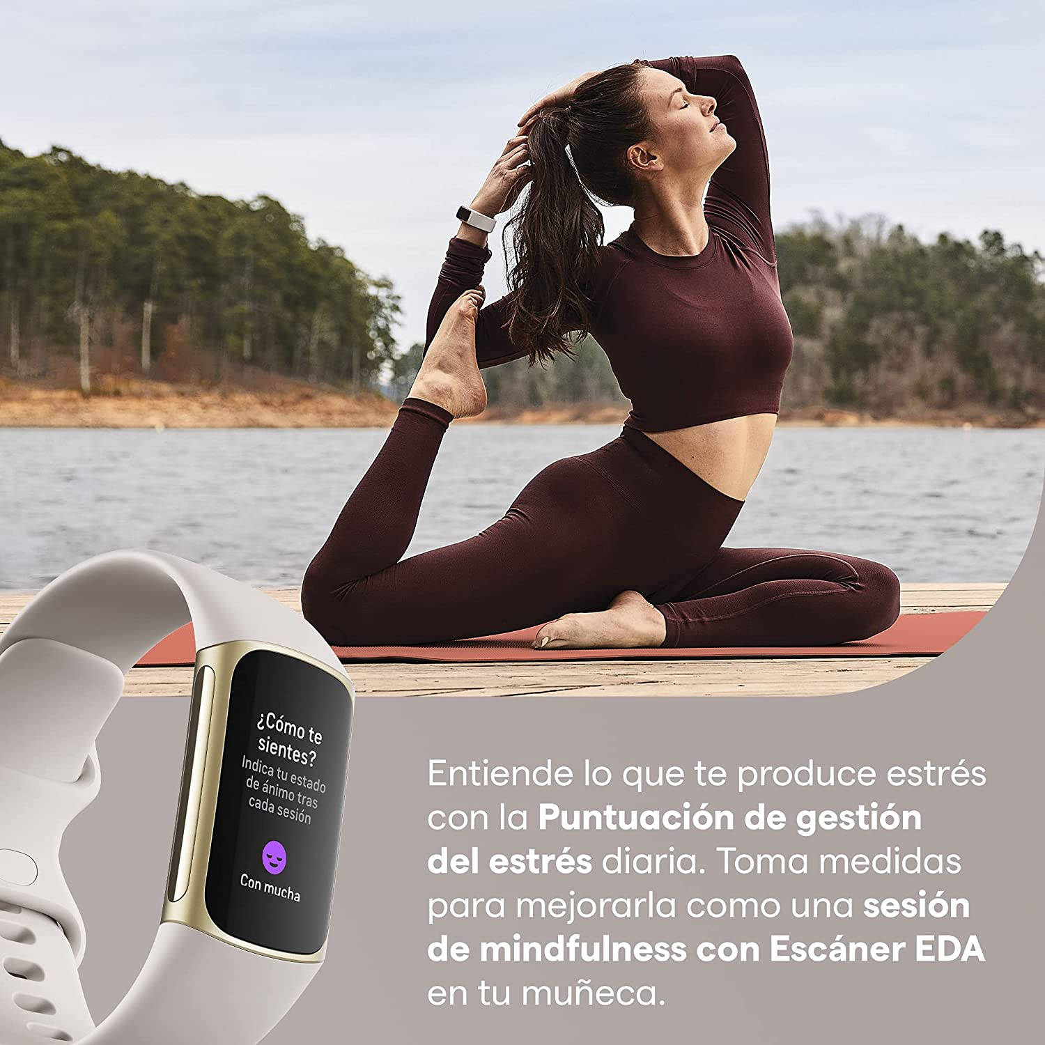 Mujer haciendo yoga en esterilla, junto a un rastreador de fitness en la muñeca. Un lago al fondo.