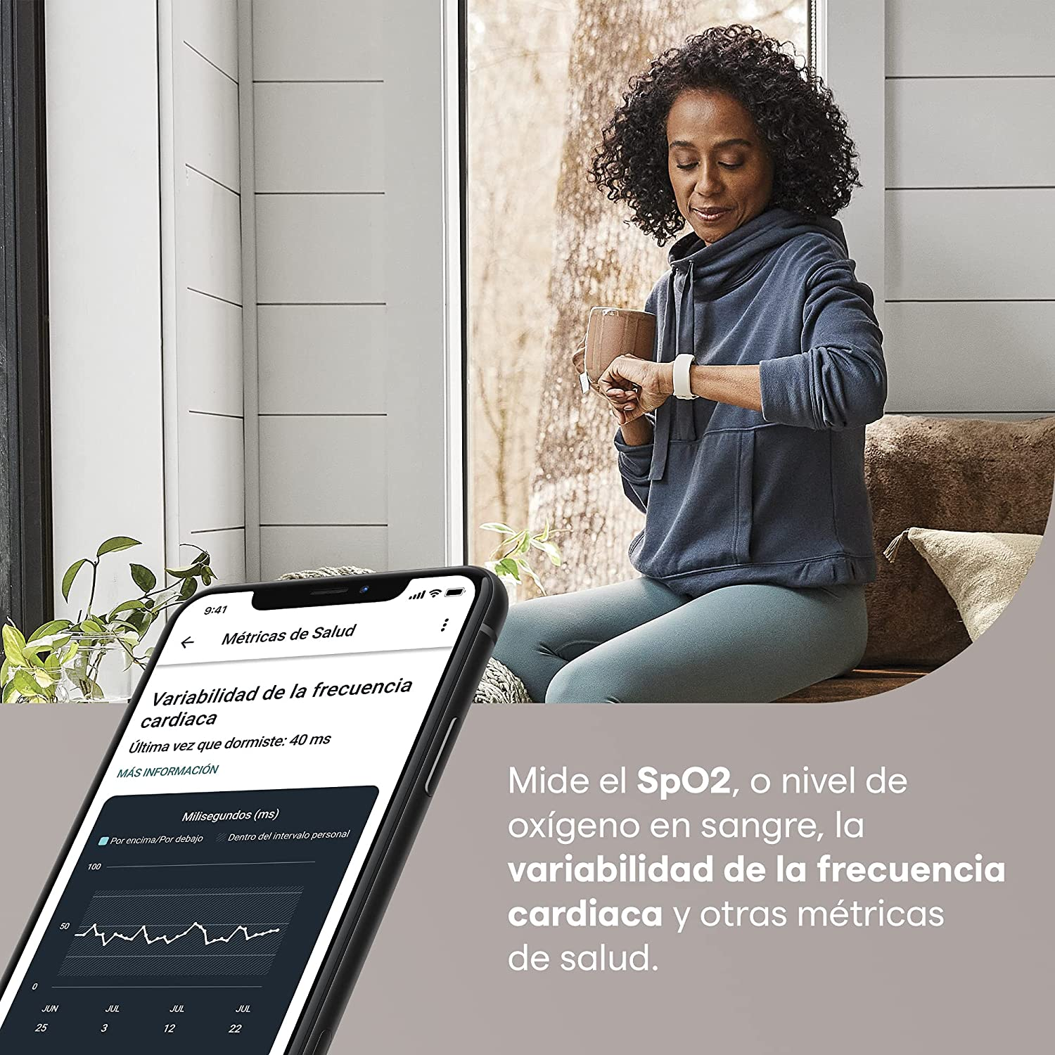 Mujer con reloj inteligente mirando métricas de salud en un teléfono.