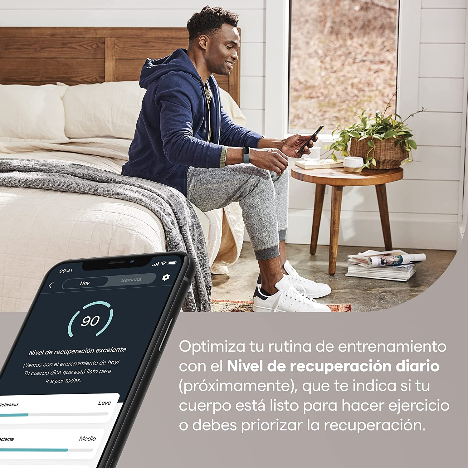 Hombre usando un teléfono con una aplicación de fitness, sentado en una cama. Texto sobre la recuperación de la app.