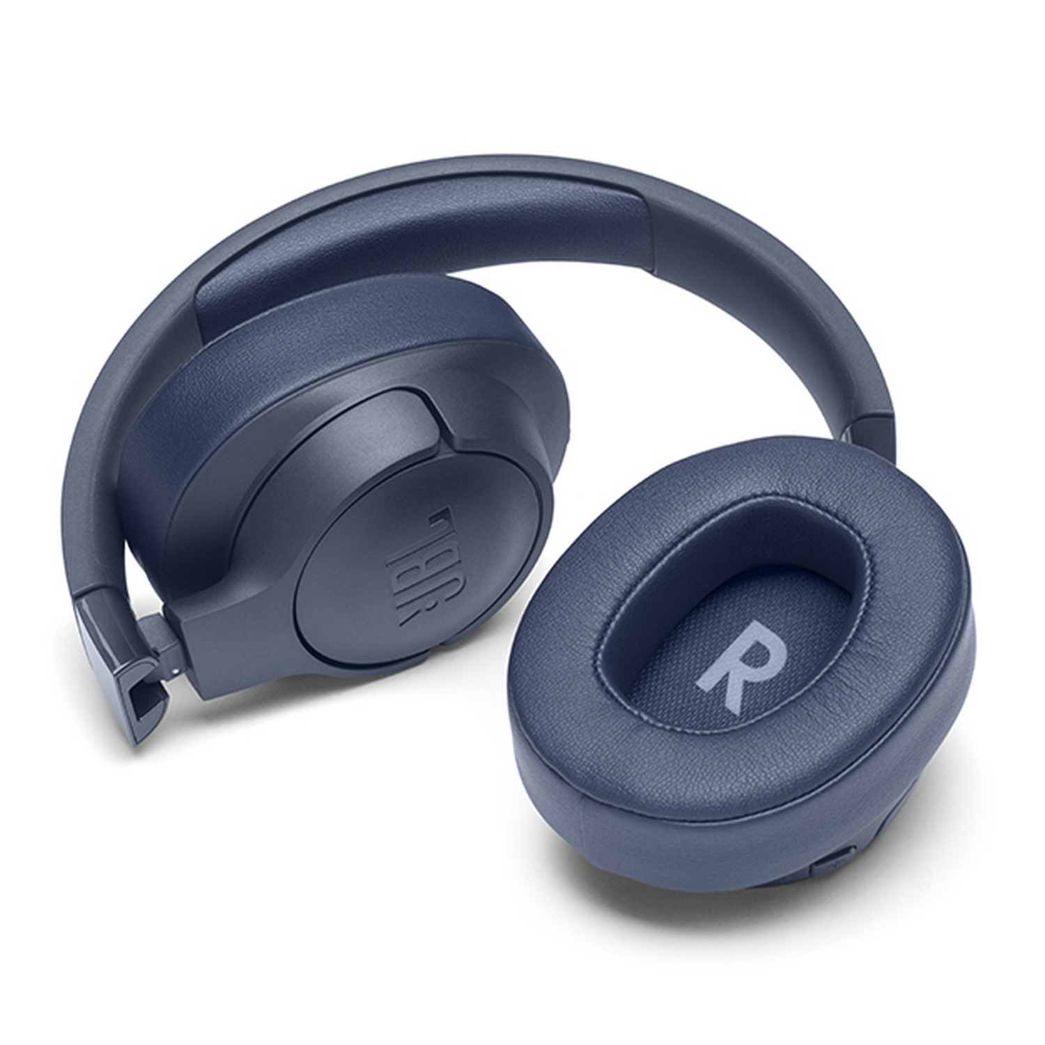 Auriculares JBL azules, un auricular plegado, descansando sobre el otro.