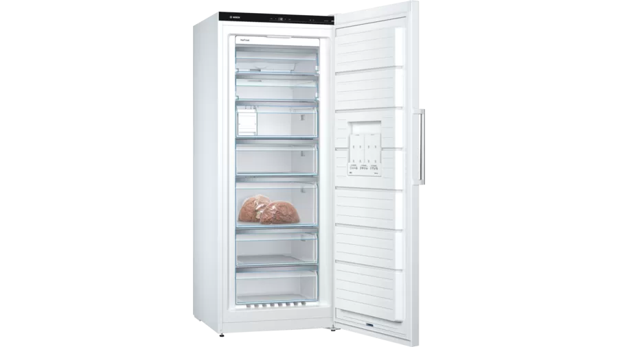 Weißer Kühlschrank, Tür offen, zeigt Regale und Inhalt. Zwei Brotlaibe sichtbar.