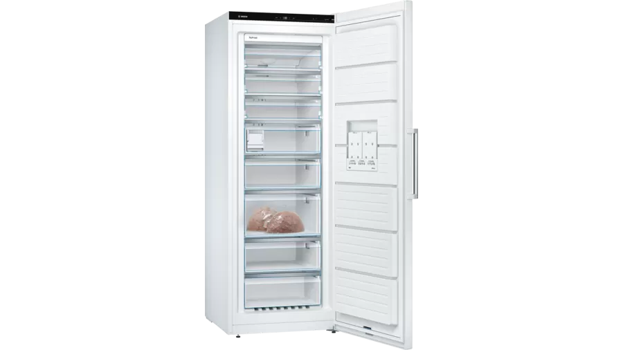 Weißer Kühlschrank mit geöffneter Tür. Im Inneren befinden sich Glasböden, und Lebensmittel sind sichtbar.