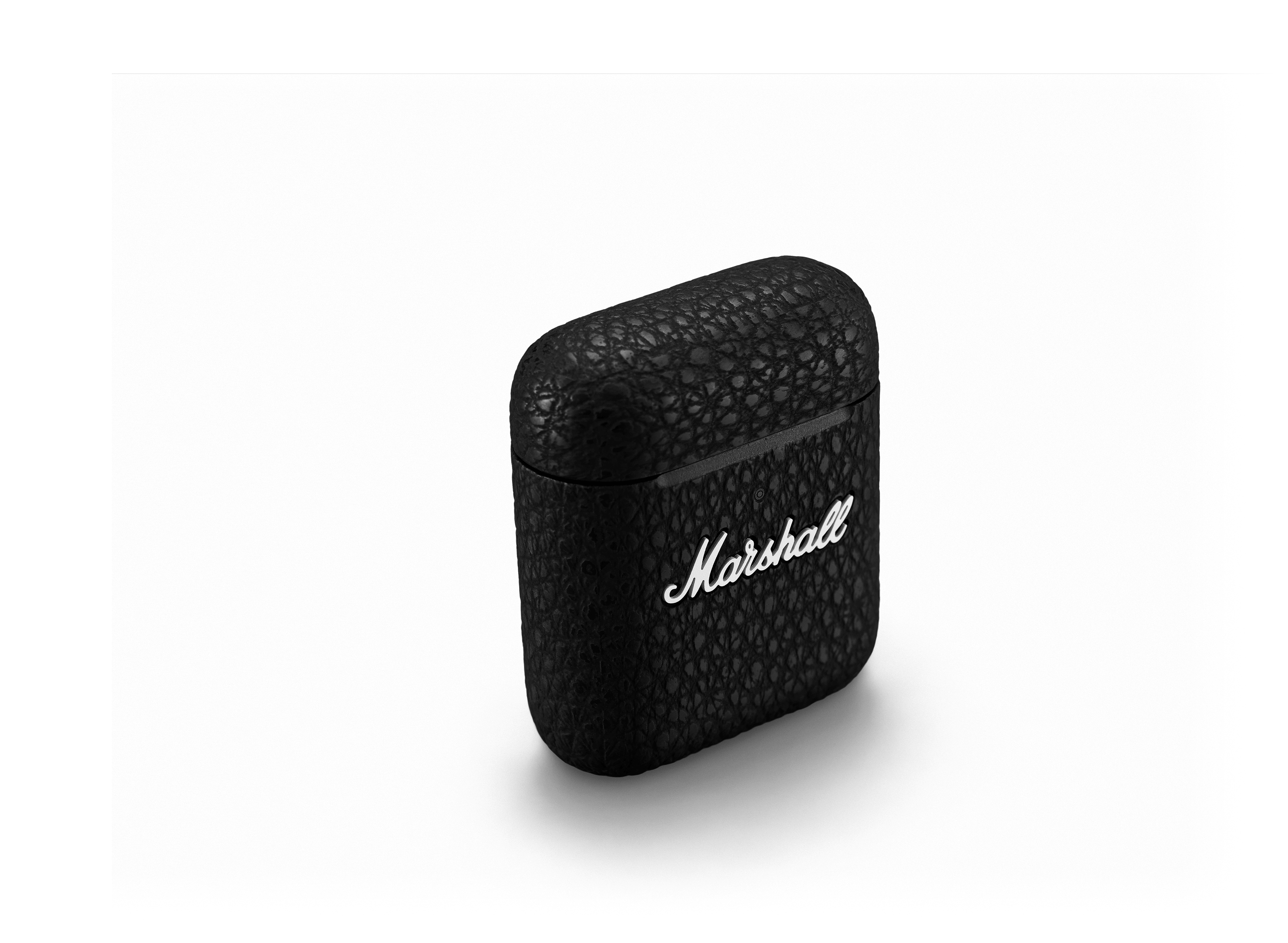 Schwarzes Marshall AirPods-Etui. Weißes Marshall-Logo auf der Vorderseite, strukturiertes Leder-Finish.